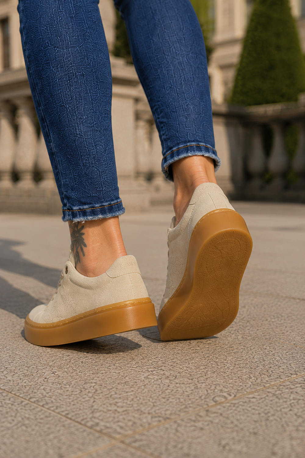 Beżowe sneakersy ażurowe