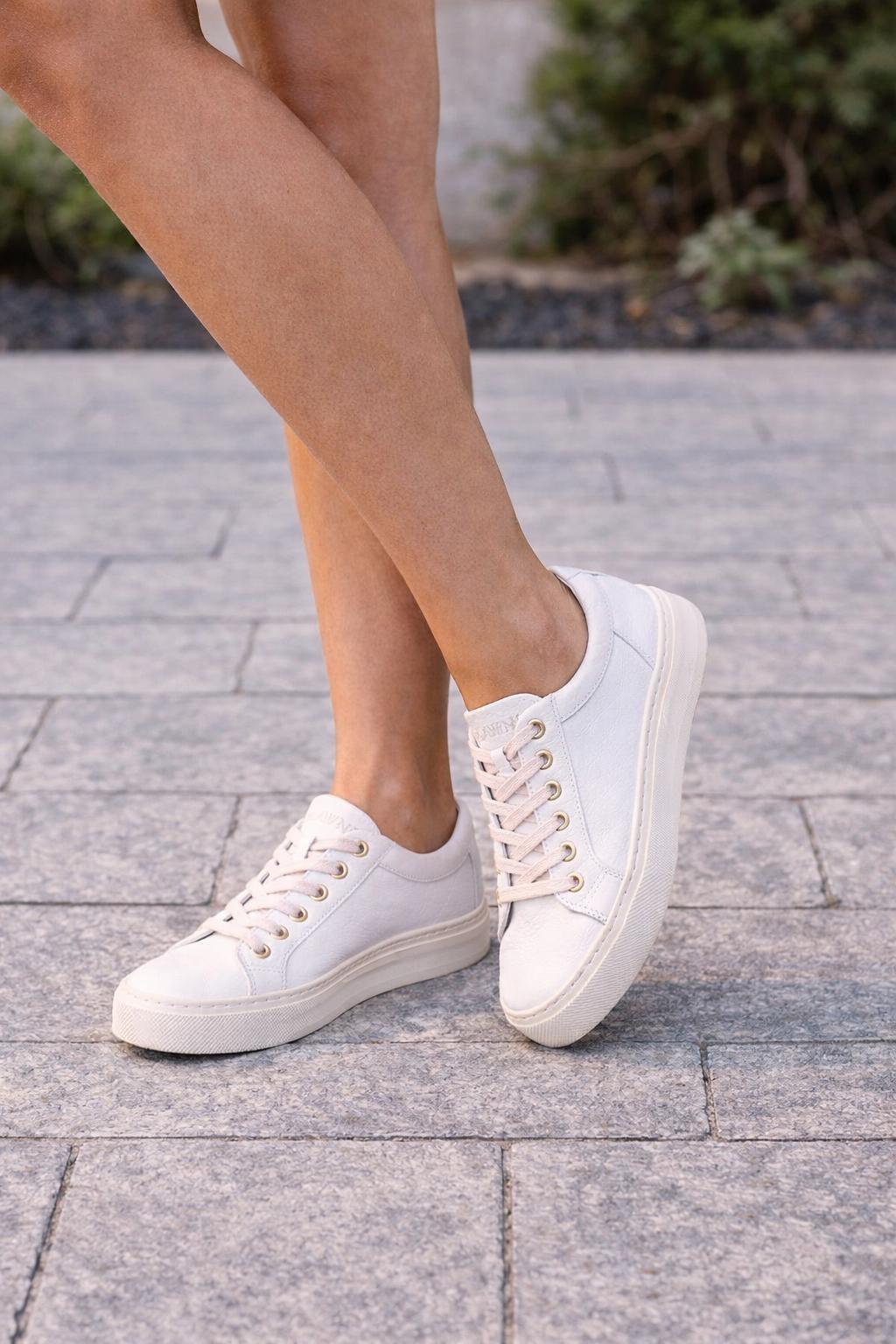 Sneakersy damskie skórzane LUNA beżowo-białe – minimalistyczne, lekkie, polska produkcja | Pławny Shoes