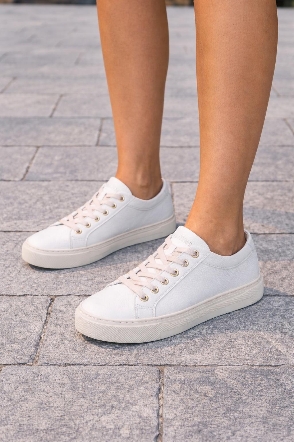 Sneakersy damskie skórzane LUNA beżowo-białe – minimalistyczne, lekkie, polska produkcja | Pławny Shoes