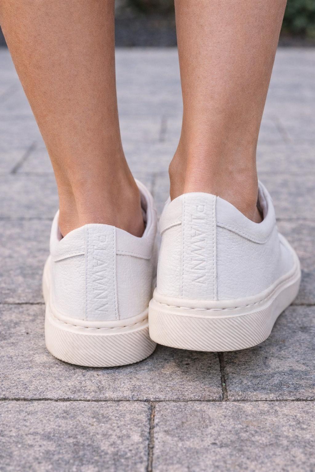 Sneakersy damskie skórzane LUNA beżowo-białe – minimalistyczne, lekkie, polska produkcja | Pławny Shoes