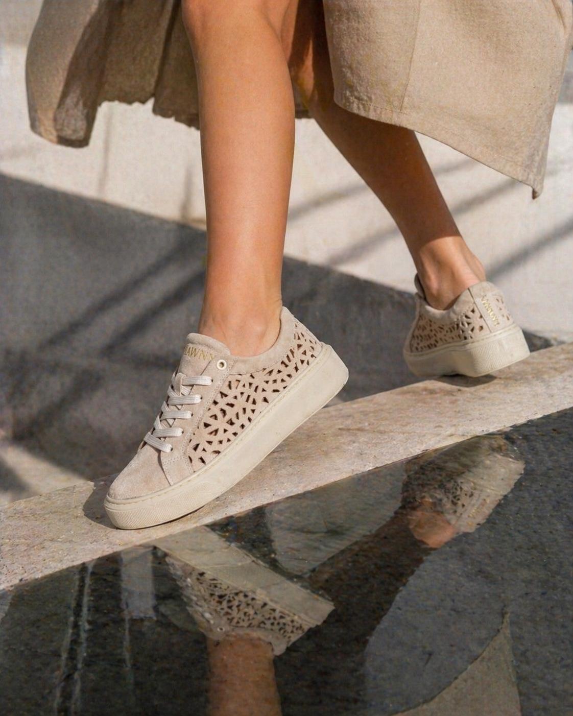 Sneakersy damskie skórzane ażurowe URBAN beżowe – przewiewne, welurowe, polska produkcja | Pławny Shoes