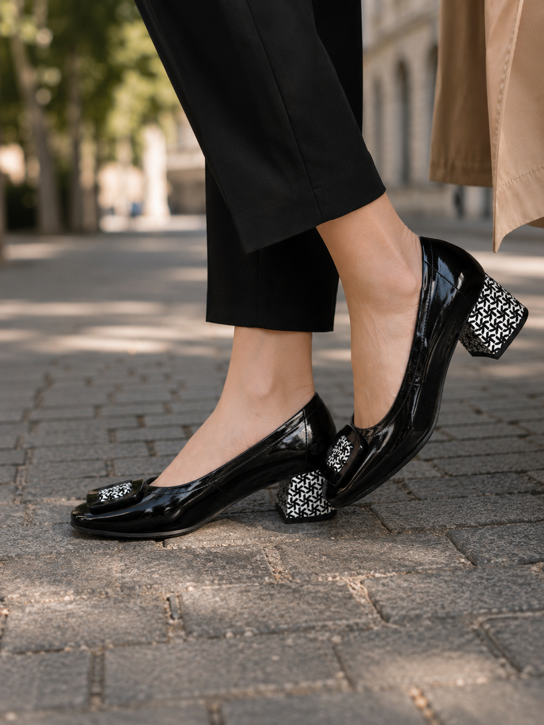 Czółenka damskie skórzane BELLA NERO czarne – na słupku, lakierowane, geometryczny wzór, polska produkcja | Pławny Shoes