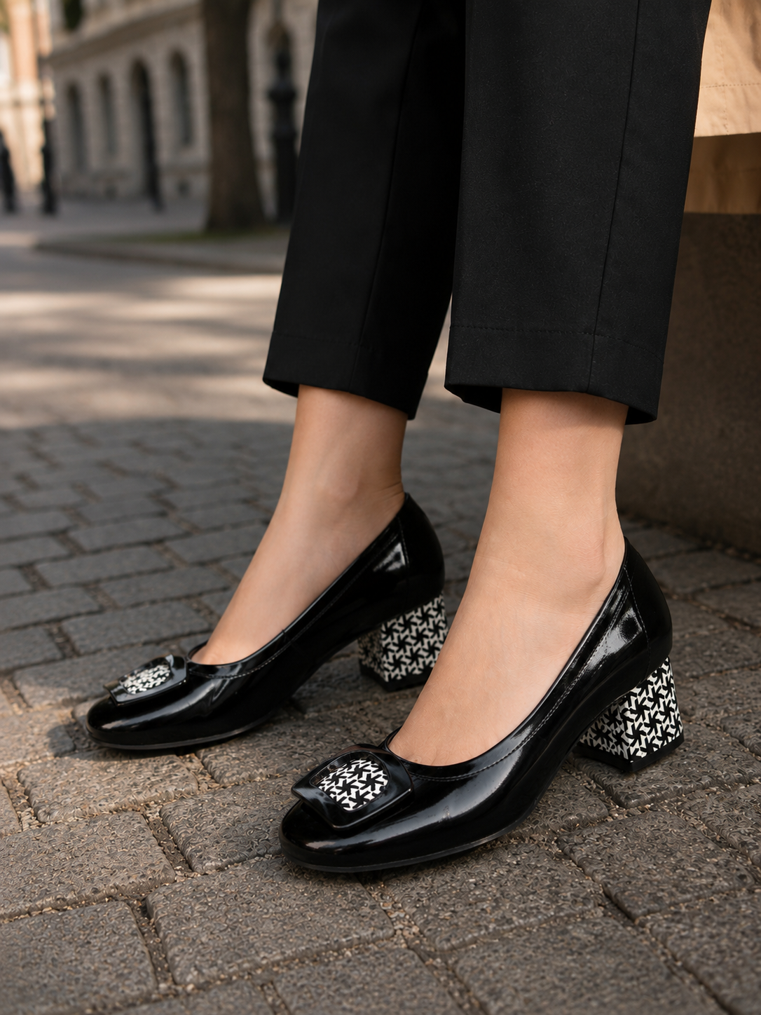 Czółenka damskie skórzane BELLA NERO czarne – na słupku, lakierowane, geometryczny wzór, polska produkcja | Pławny Shoes