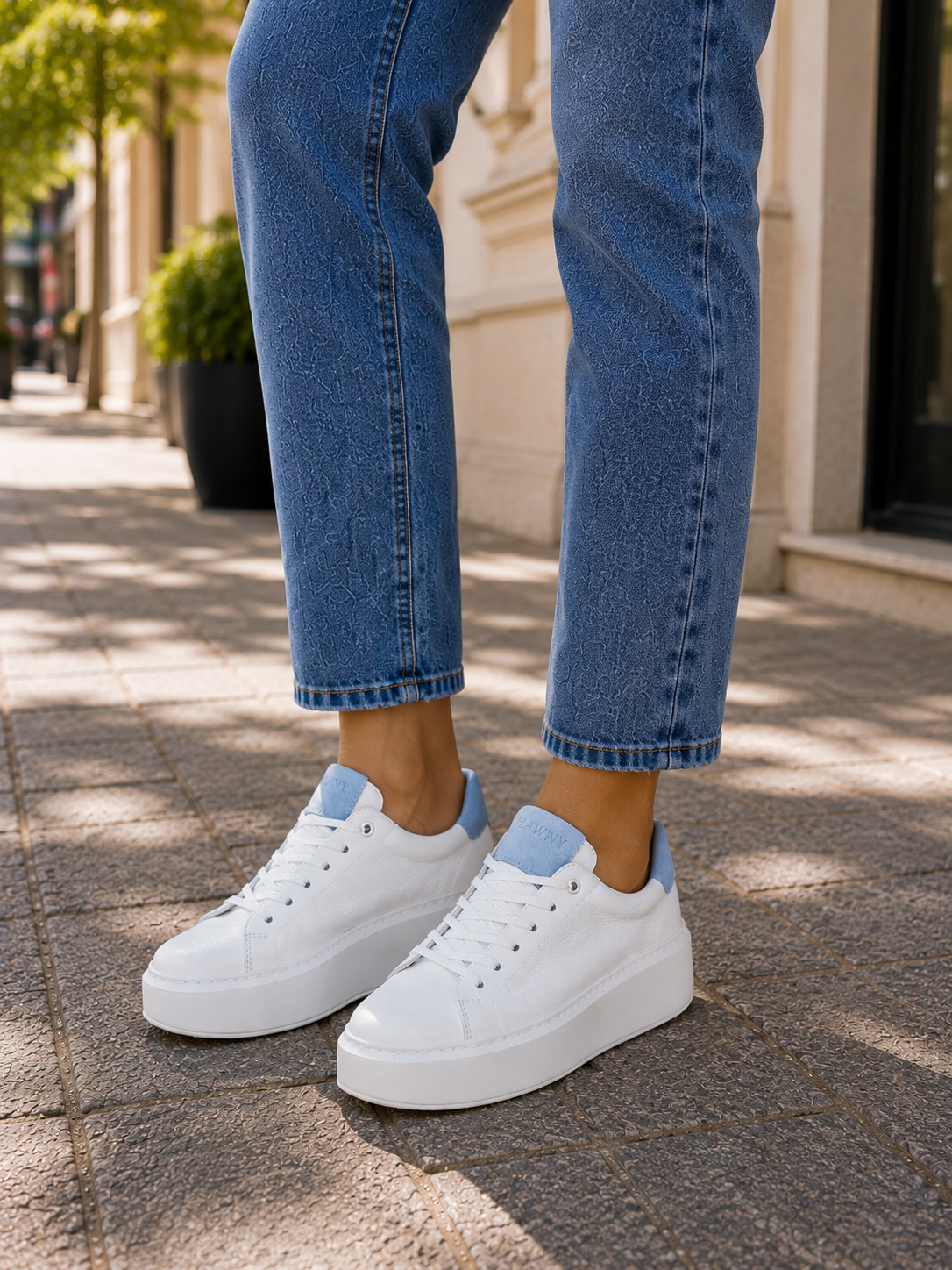 Sneakersy damskie skórzane białe z błękitną wstawką – lekkie, skóra naturalna, polska produkcja | Pławny Shoes