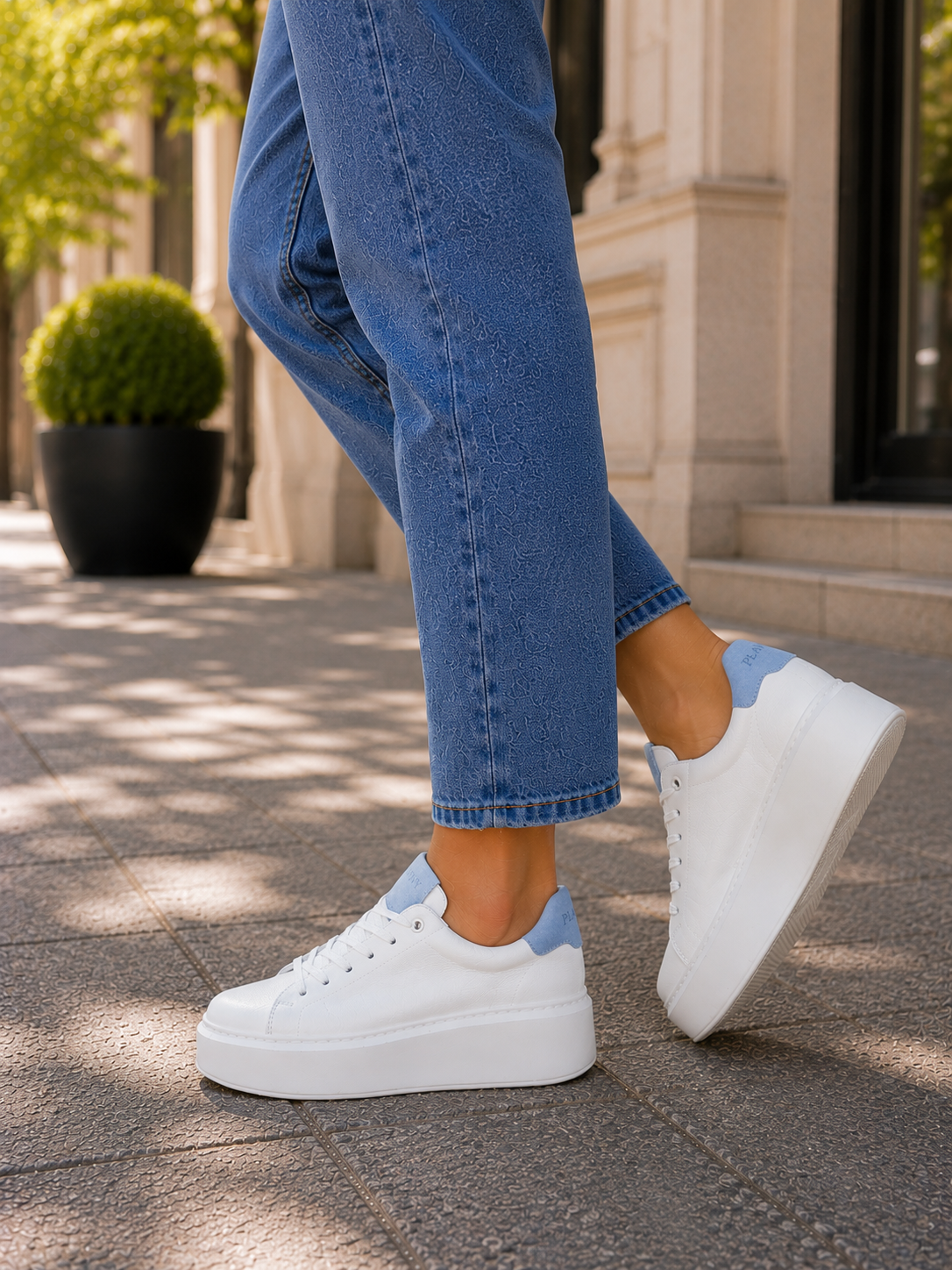 Sneakersy damskie skórzane białe z błękitną wstawką – lekkie, skóra naturalna, polska produkcja | Pławny Shoes