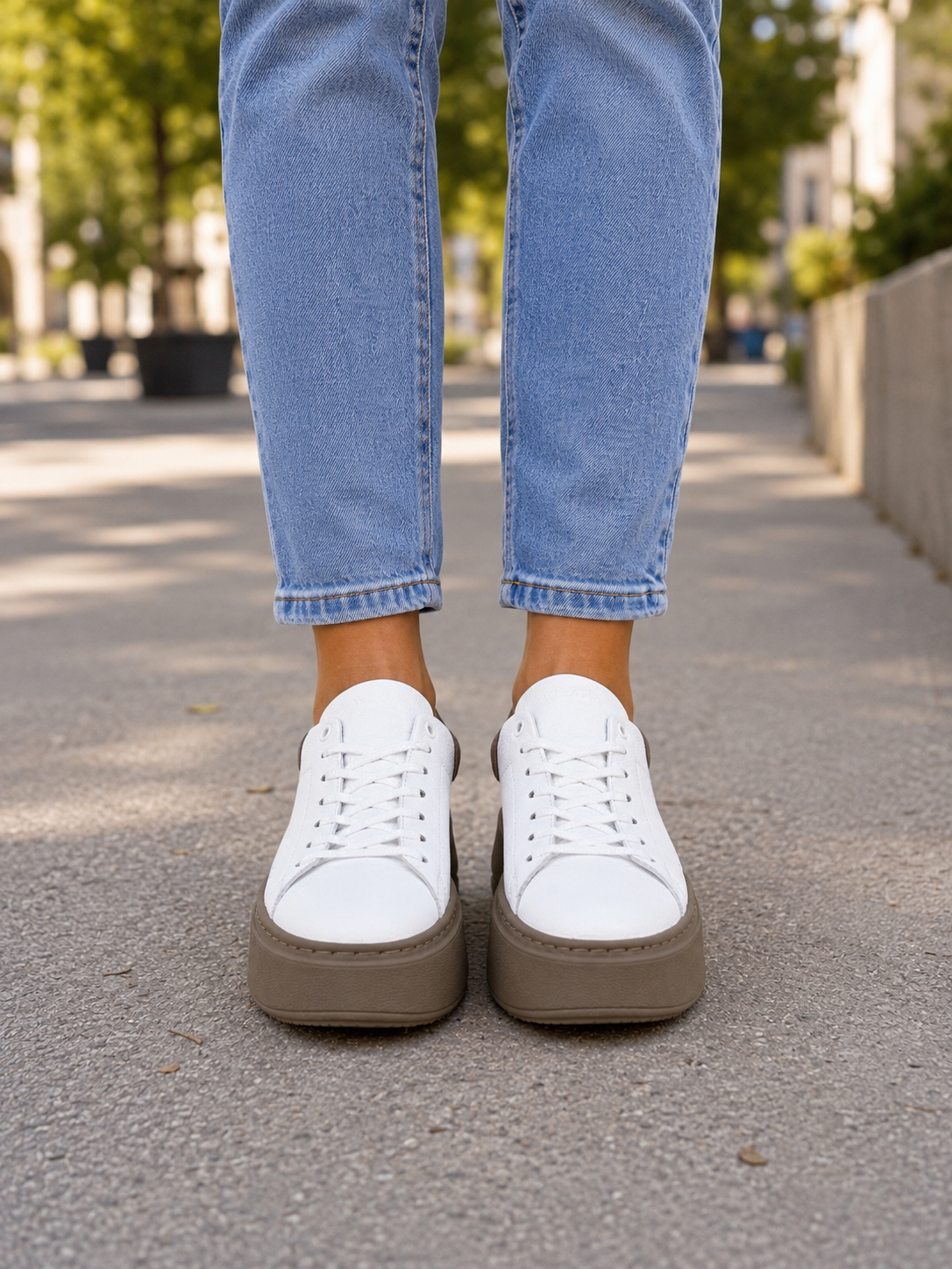 Sneakersy damskie skórzane białe z brązowym zamszem – lekkie, skóra naturalna, polska produkcja | Pławny Shoes