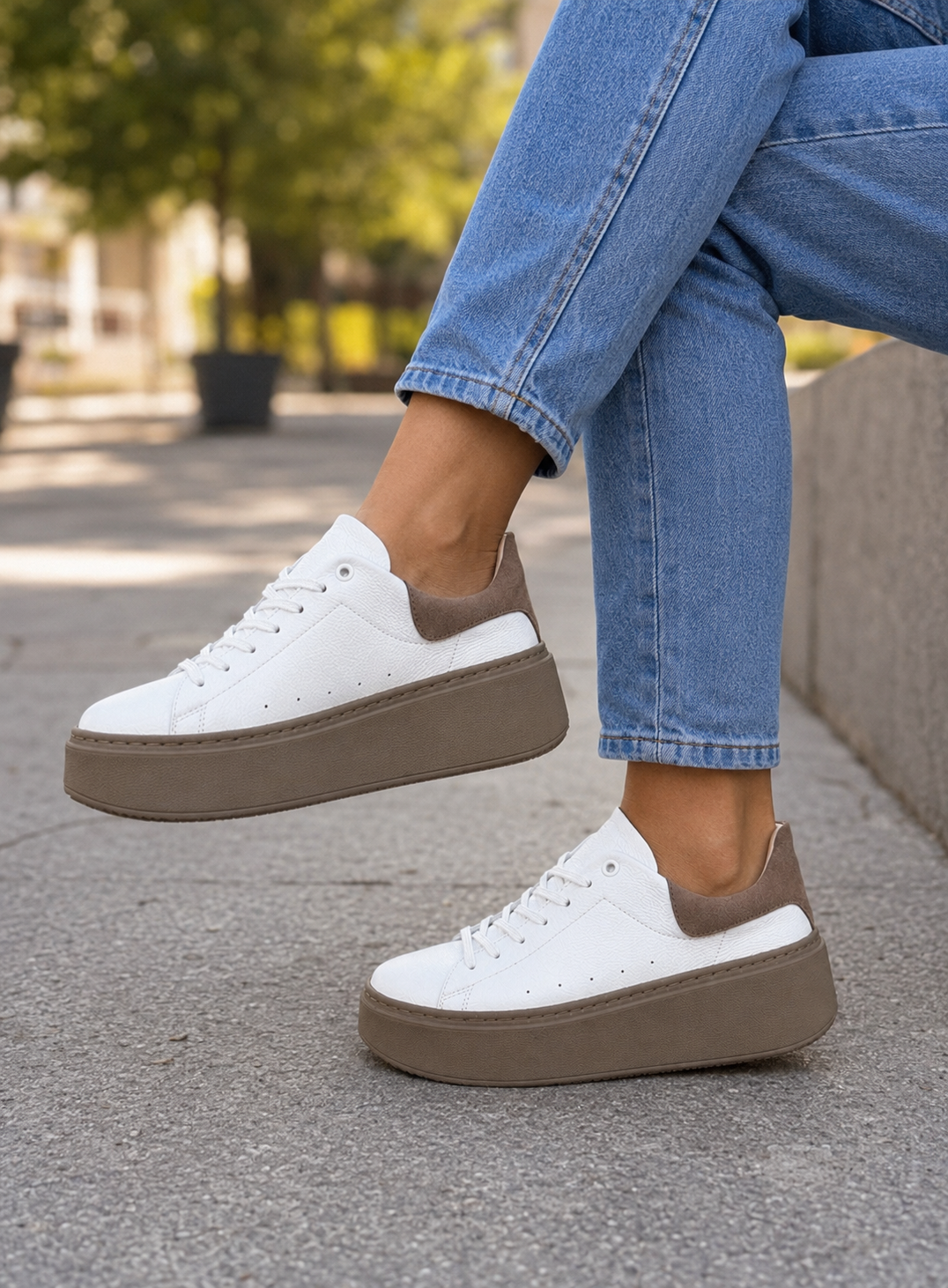 Sneakersy damskie skórzane białe z brązowym zamszem – lekkie, skóra naturalna, polska produkcja | Pławny Shoes
