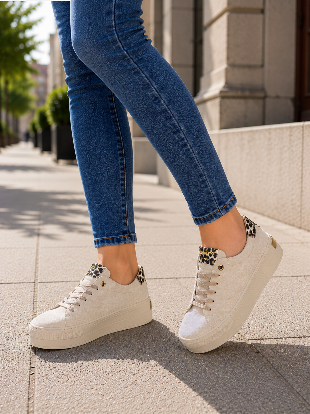 Sneakersy damskie SAFARI SAND beżowe z panterkowym detalem – welurowe, lekkie, polska produkcja | Pławny Shoes