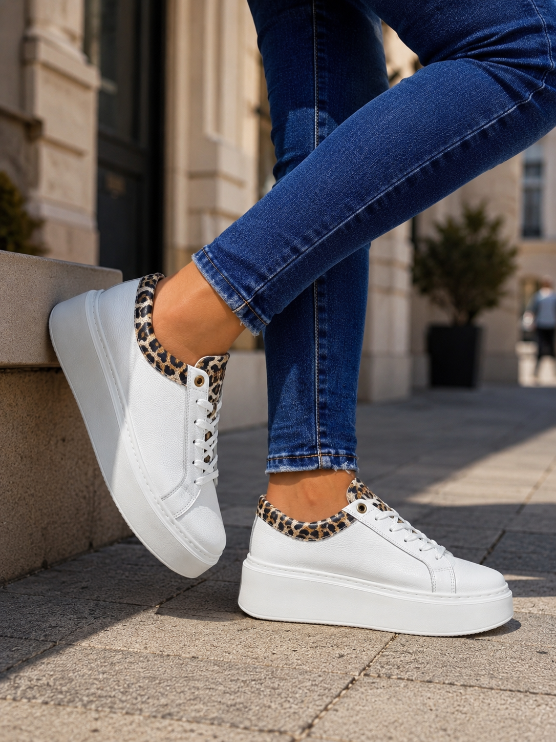Sneakersy damskie SAFARI białe z panterkowym detalem – lekkie, przewiewne, polska produkcja | Pławny Shoes