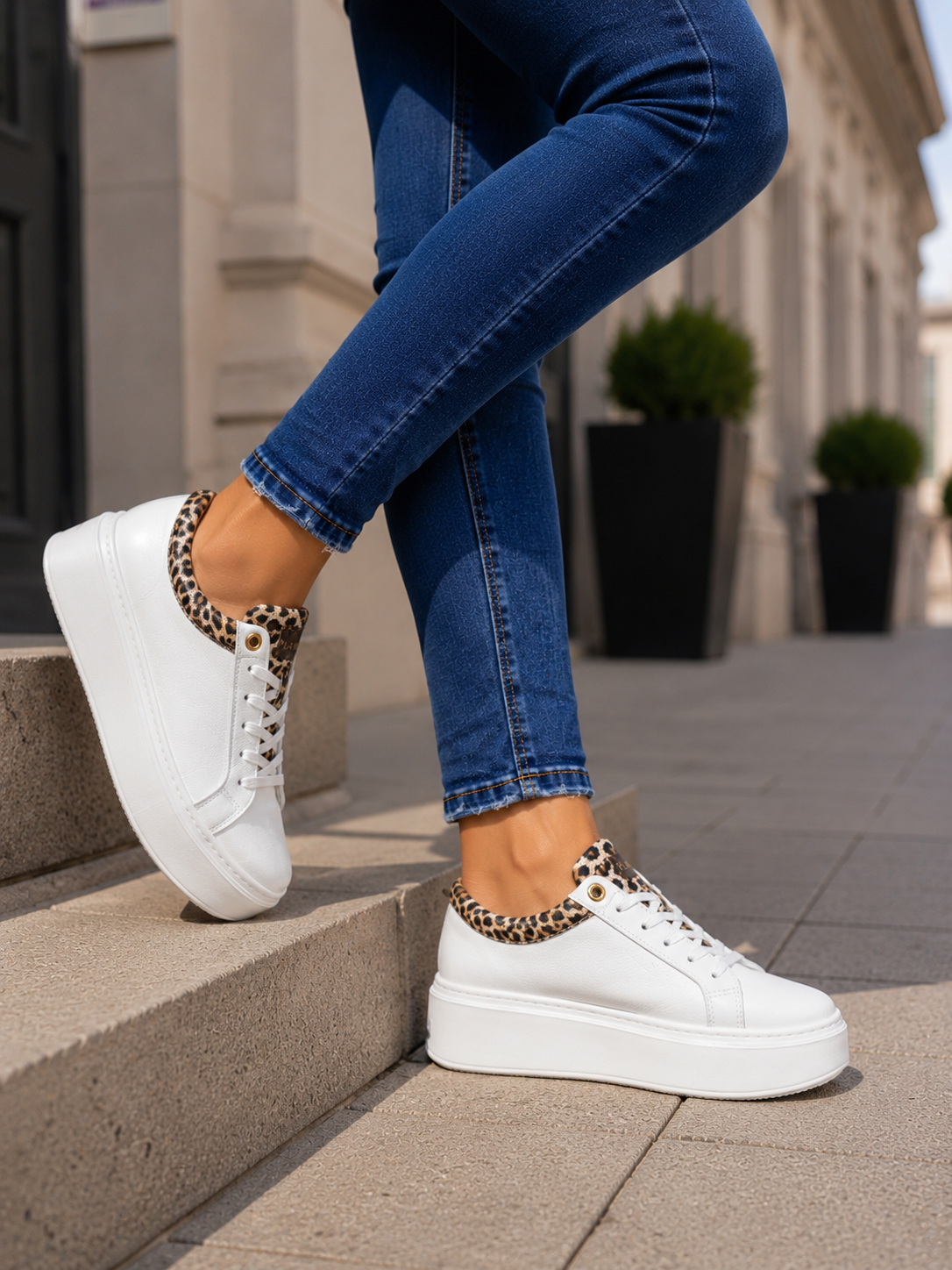 Sneakersy damskie SAFARI białe z panterkowym detalem – lekkie, przewiewne, polska produkcja | Pławny Shoes