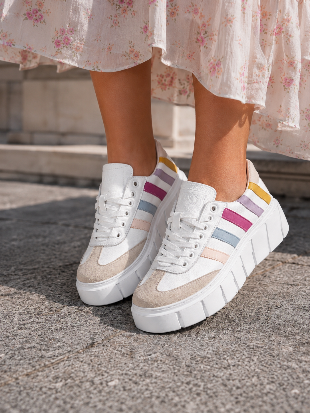 Sneakersy damskie PASTEL STRIPE białe z pastelowymi paskami – na grubej podeszwie, przewiewne, polska produkcja | Pławny Shoes