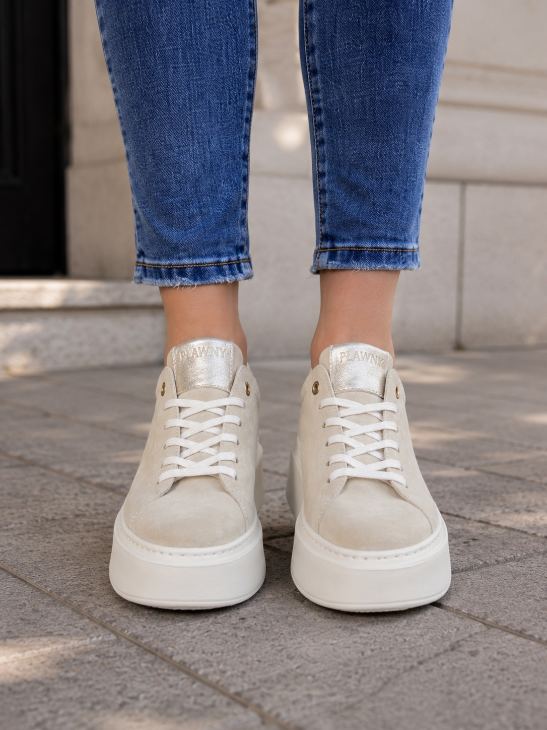 Sneakersy damskie skórzane GOLD beżowe ze złotymi wstawkami – welurowe, lekkie, polska produkcja | Pławny Shoes
