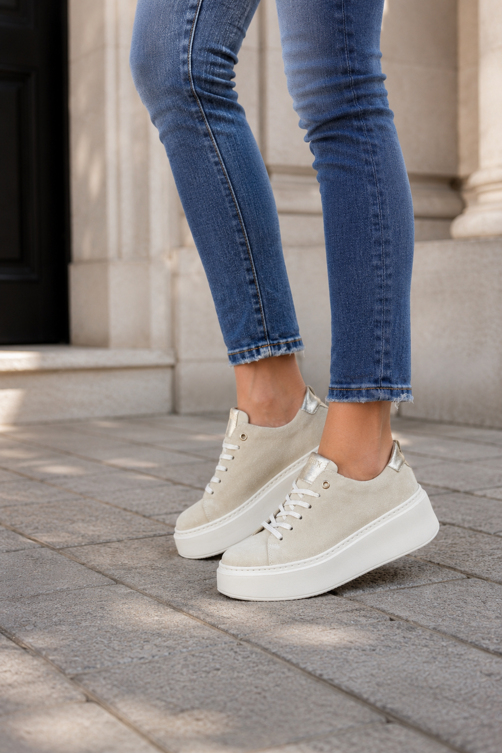 Sneakersy damskie skórzane GOLD beżowe ze złotymi wstawkami – welurowe, lekkie, polska produkcja | Pławny Shoes