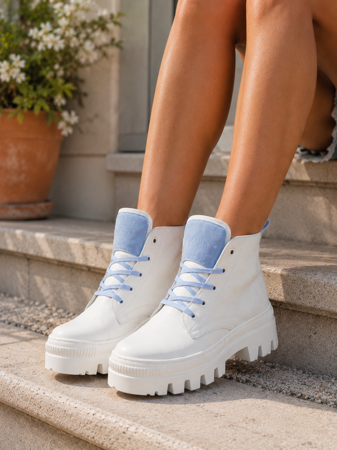 Sneakersy damskie skórzane wysokie białe z błękitnym zamszem – na grubej podeszwie, polska produkcja | Pławny Shoes