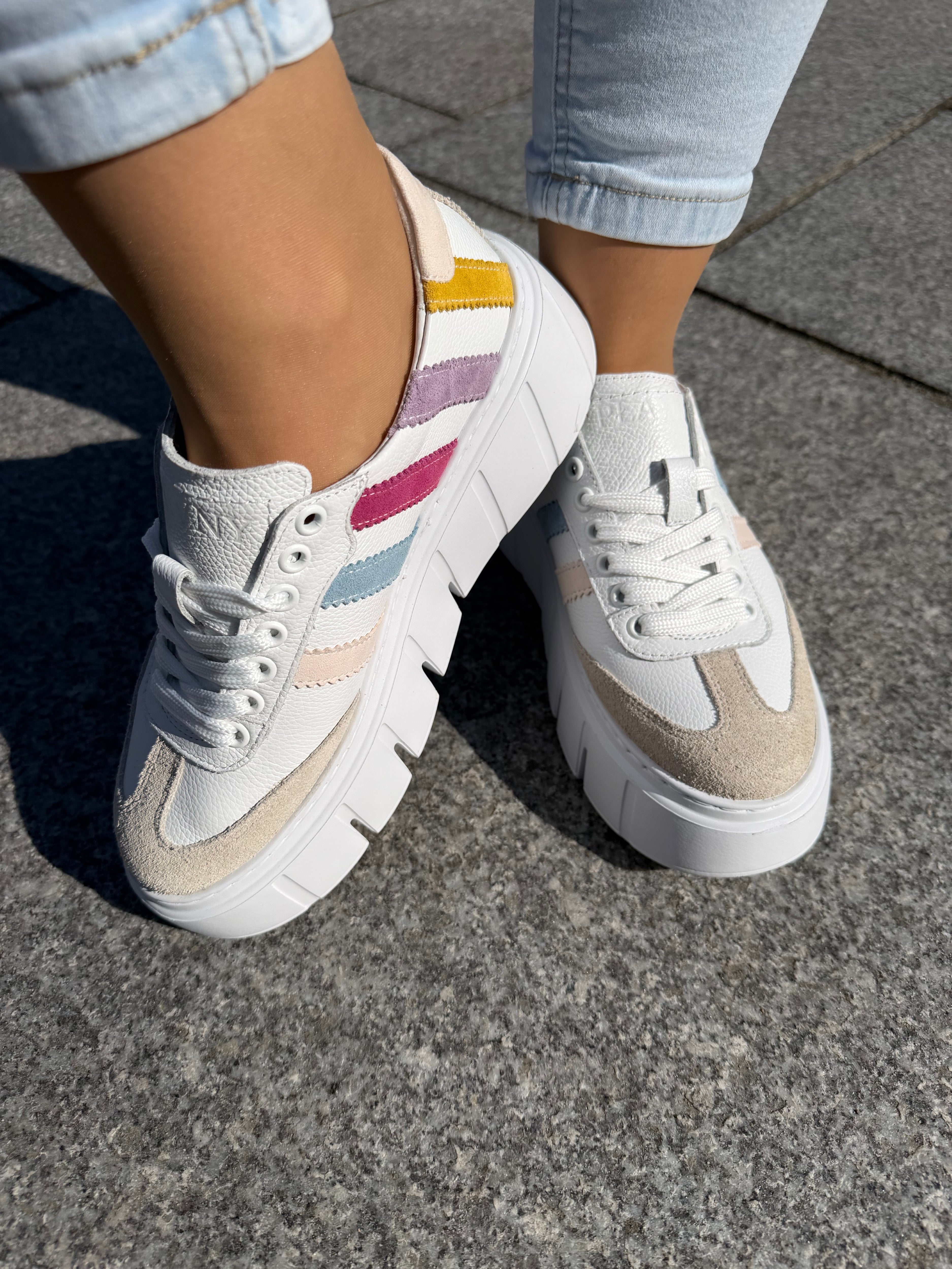 Białe sneakersy pastelowe