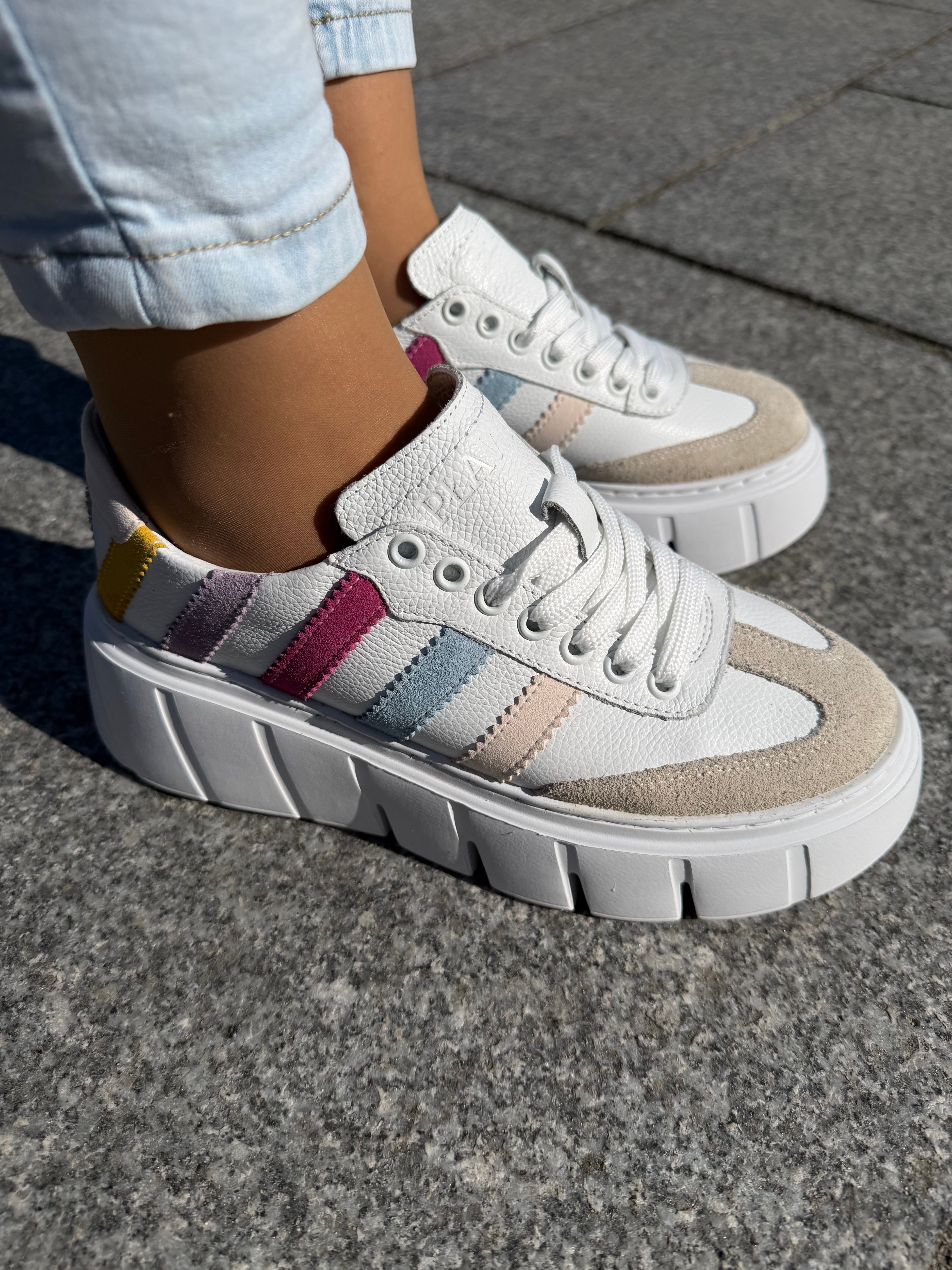 Białe sneakersy pastelowe