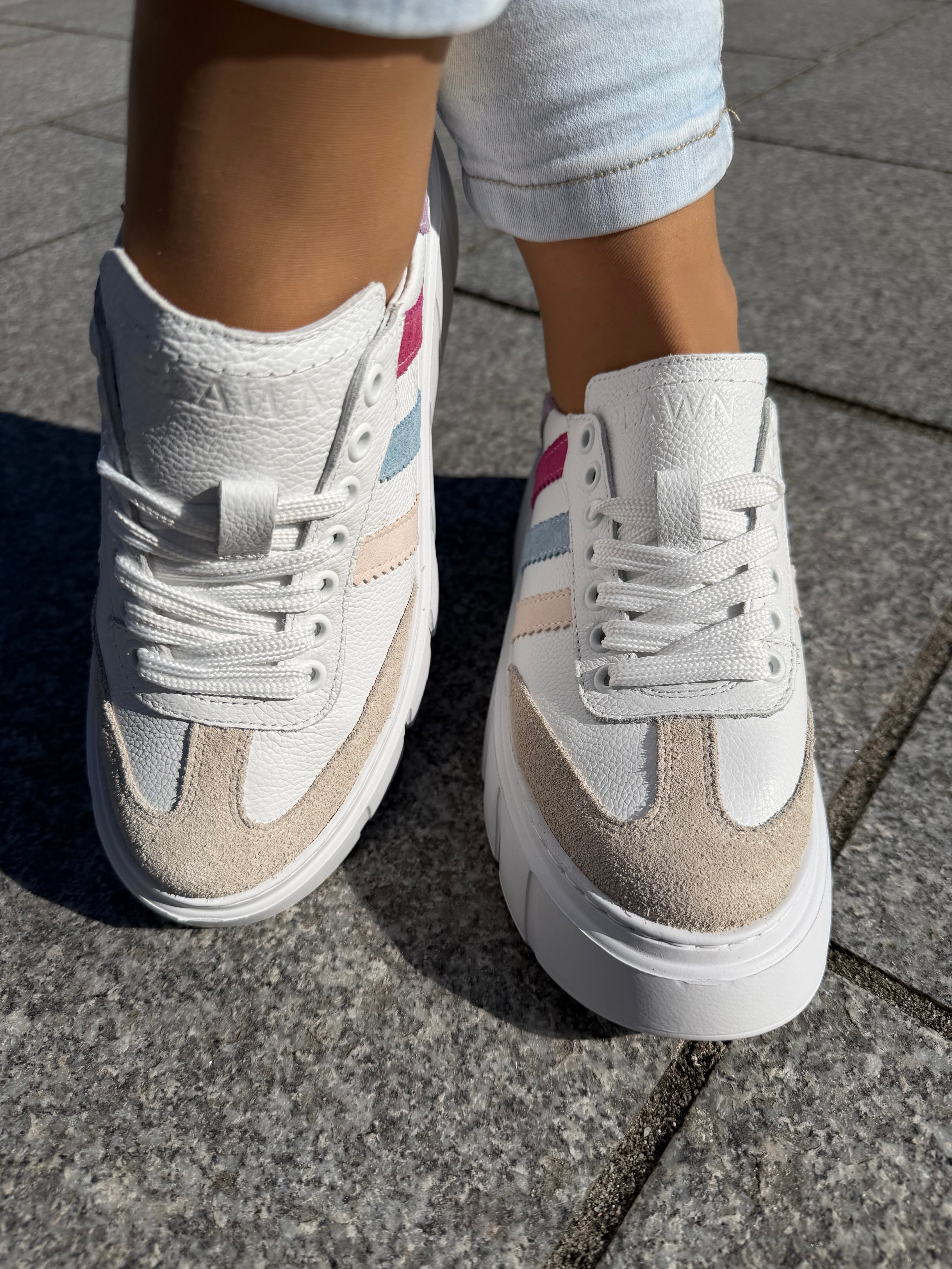 Białe sneakersy pastelowe