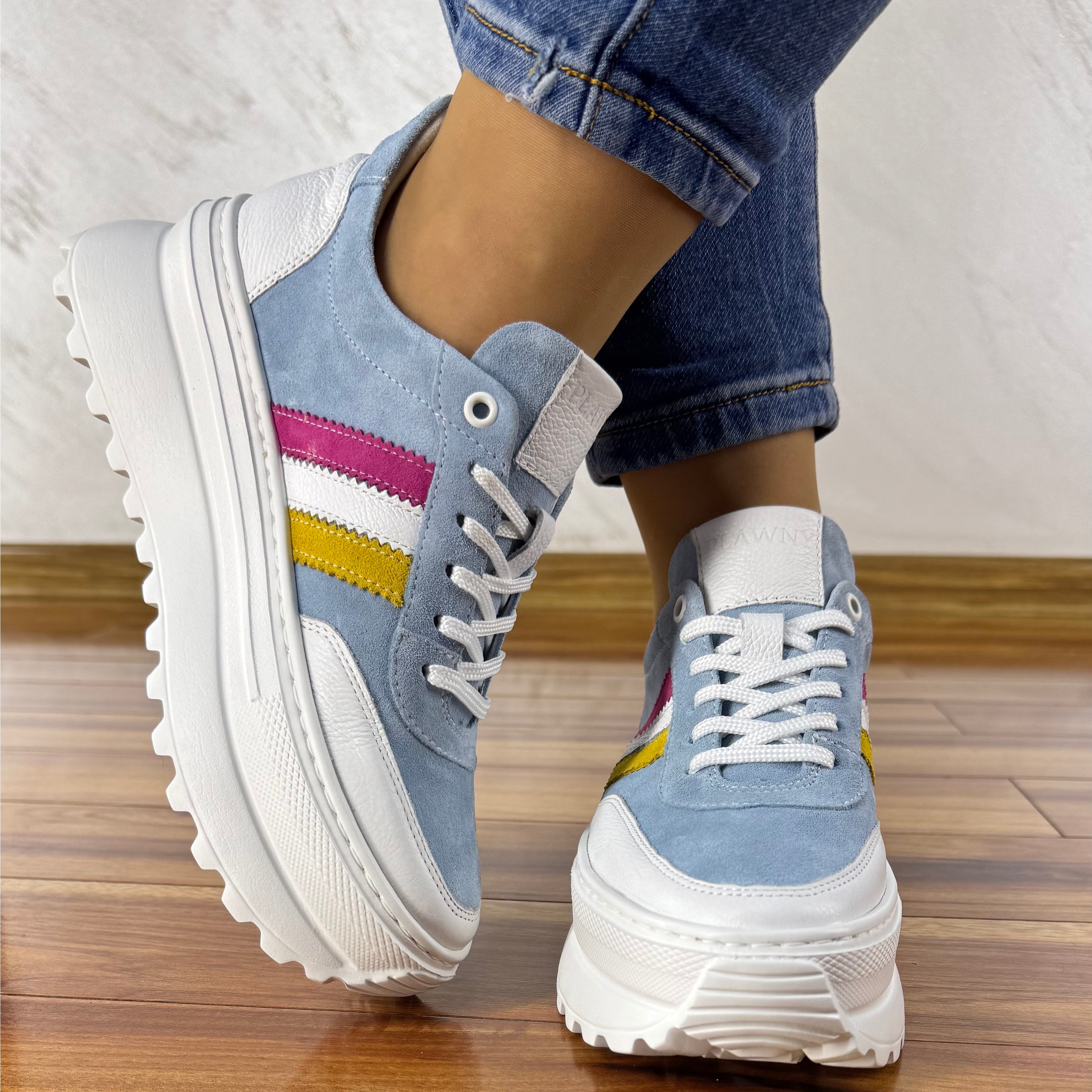 Błękitne sneakersy na platformie