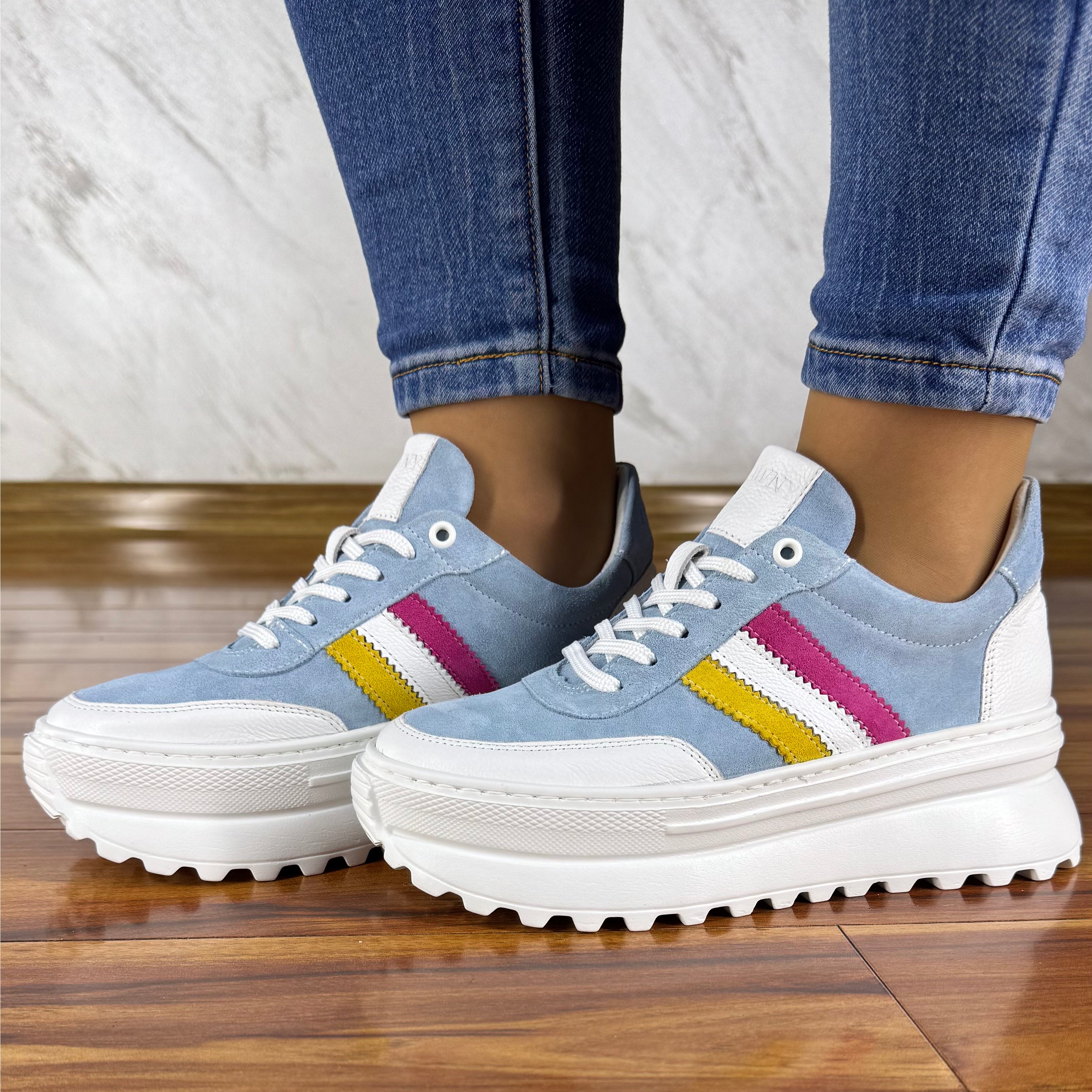 Błękitne sneakersy na platformie