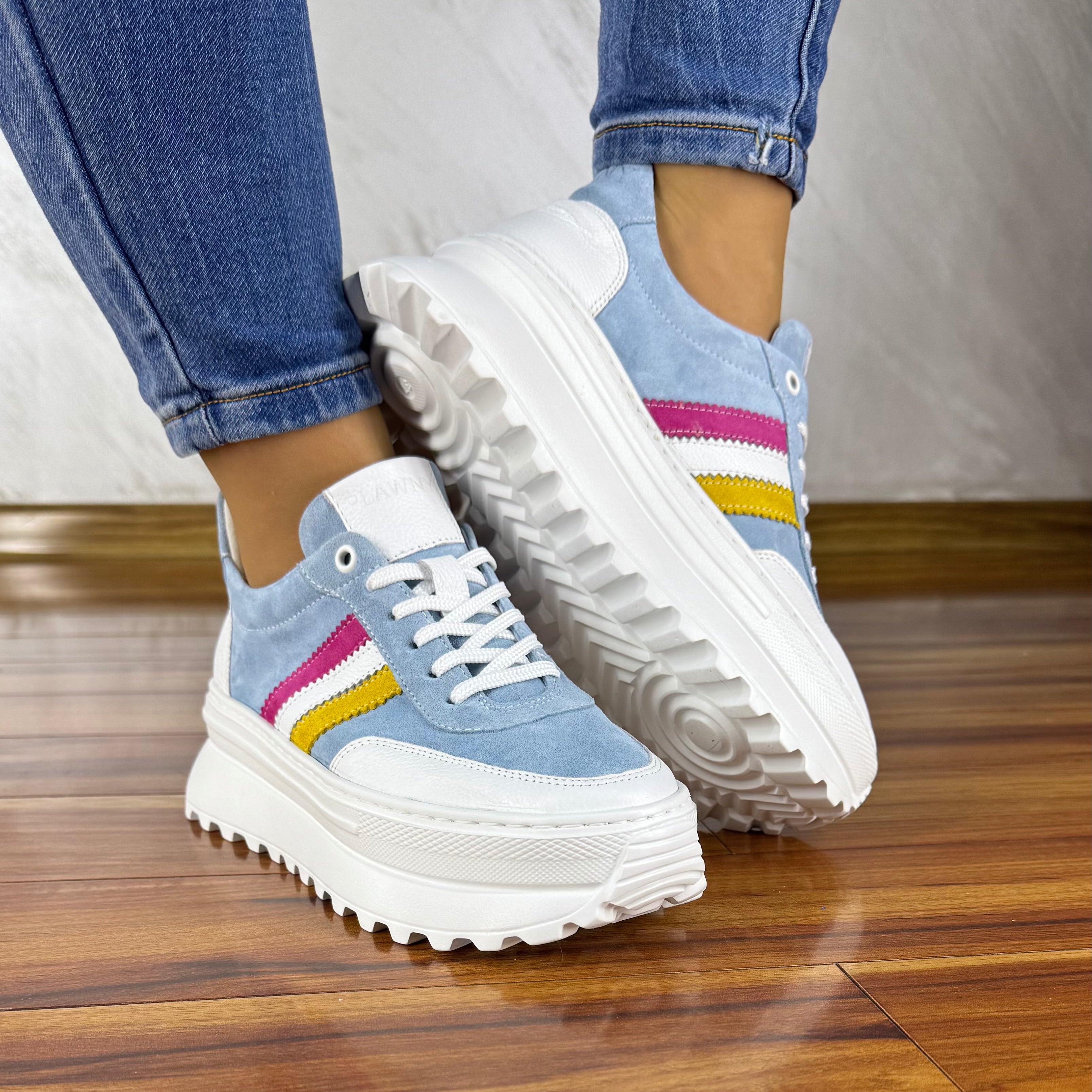 Błękitne sneakersy na platformie