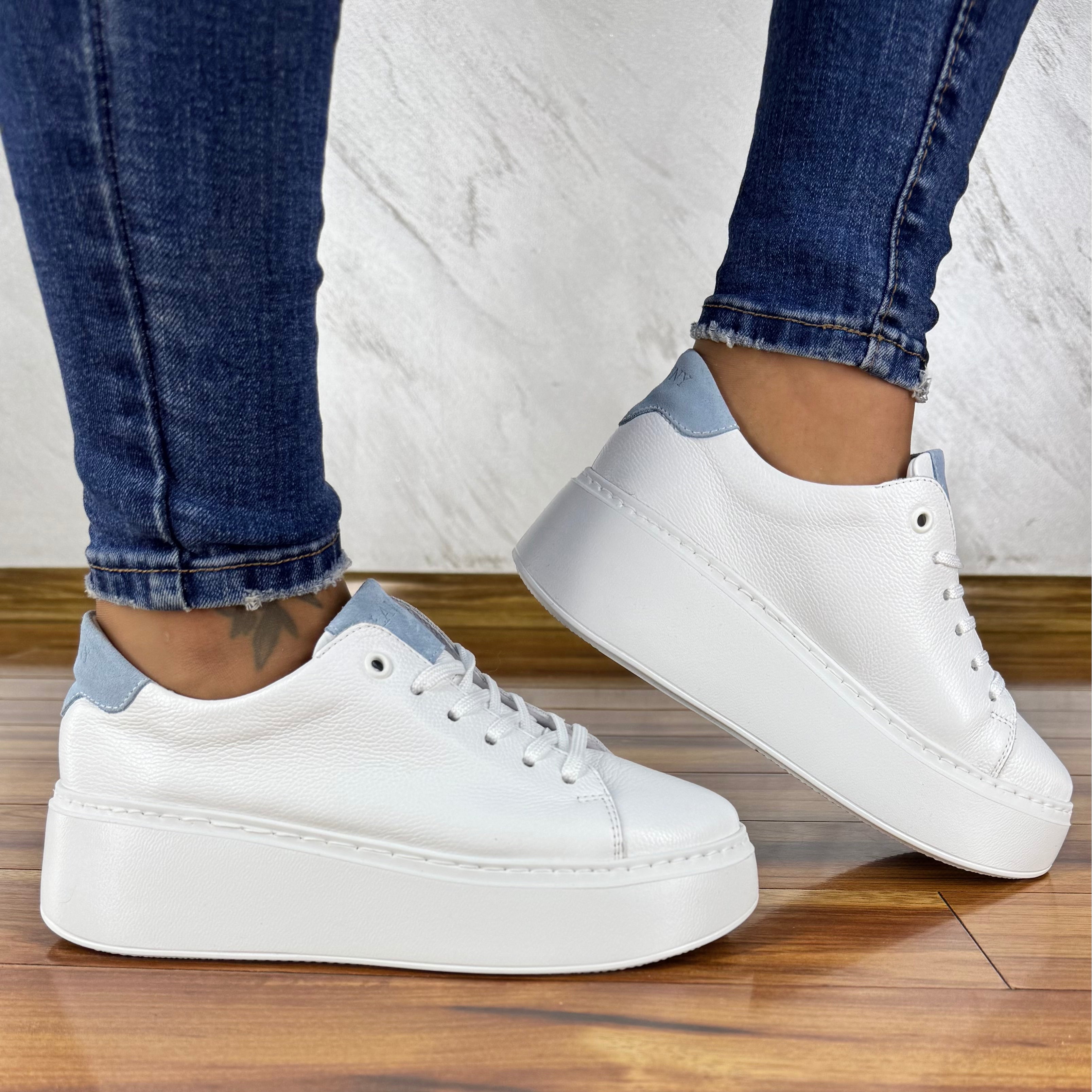 Białe sneakersy skórzane damskie PŁAWNY z jasnoniebieską wstawką