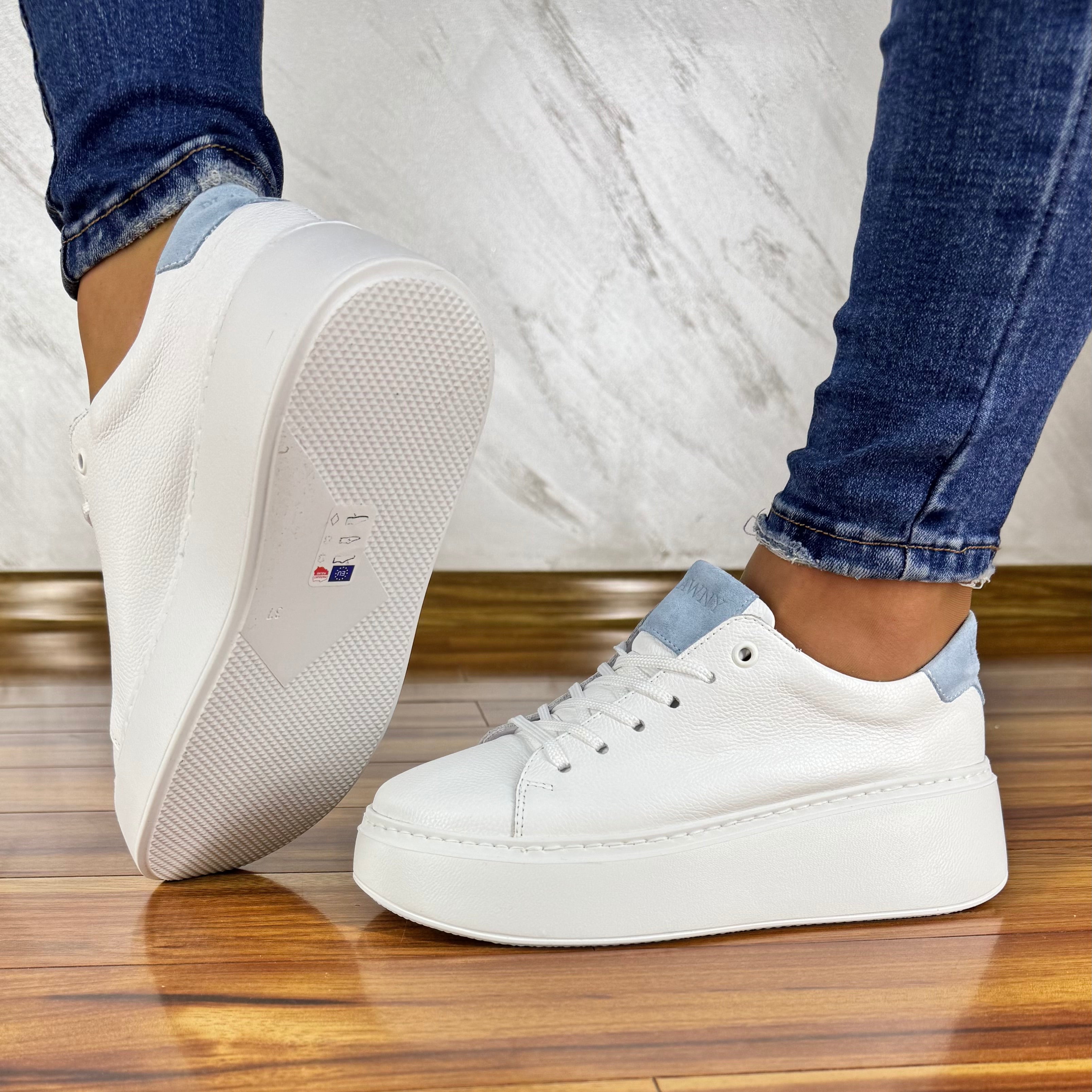 Białe sneakersy skórzane damskie PŁAWNY z jasnoniebieską wstawką