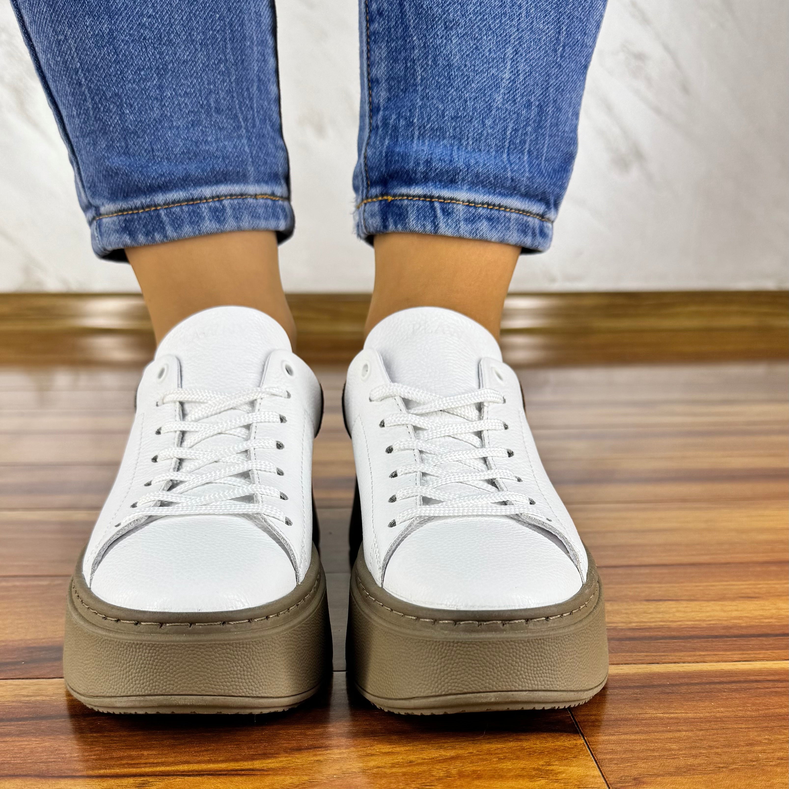 Białe sneakersy zamszowe