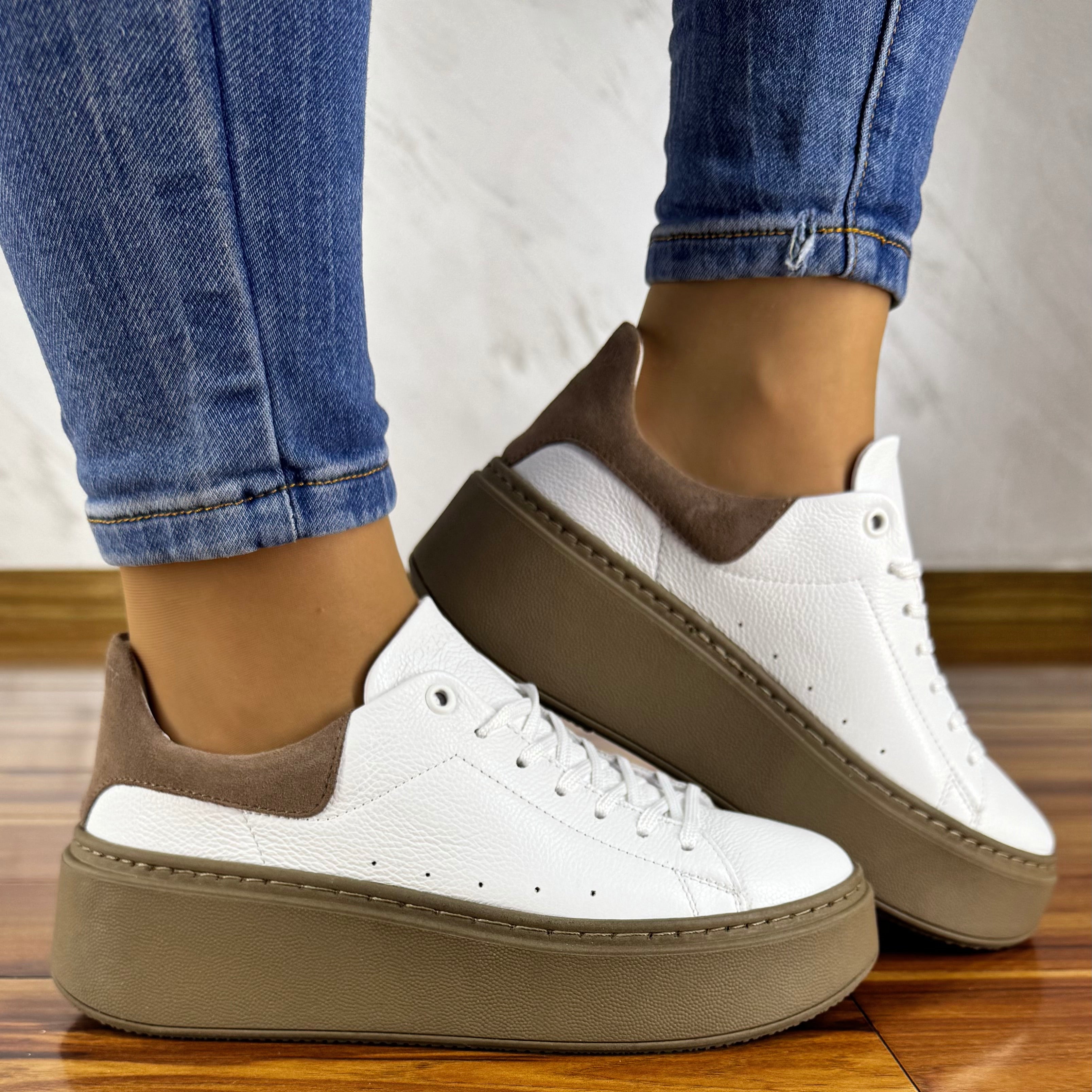 Białe sneakersy zamszowe