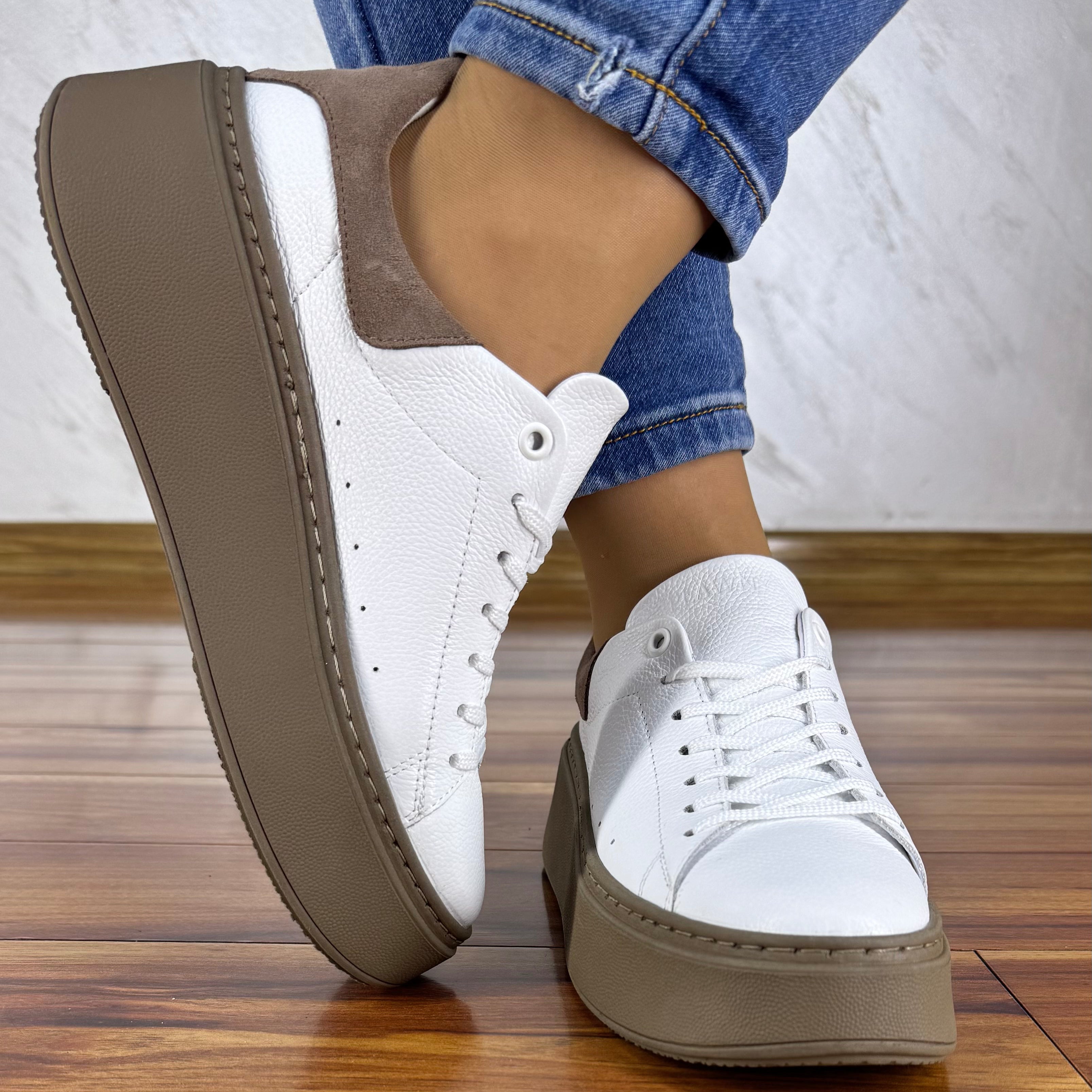 Białe sneakersy zamszowe