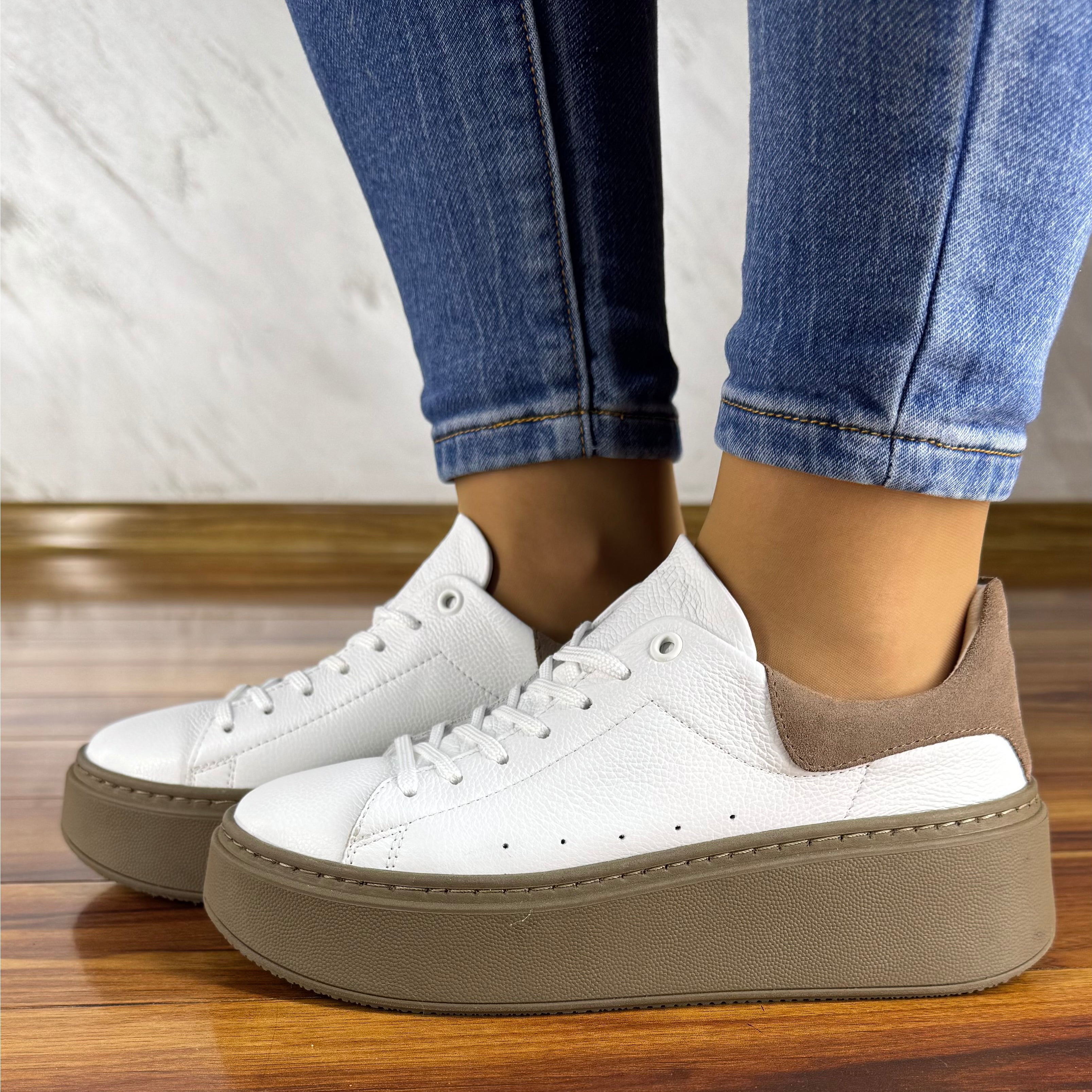 Białe sneakersy zamszowe