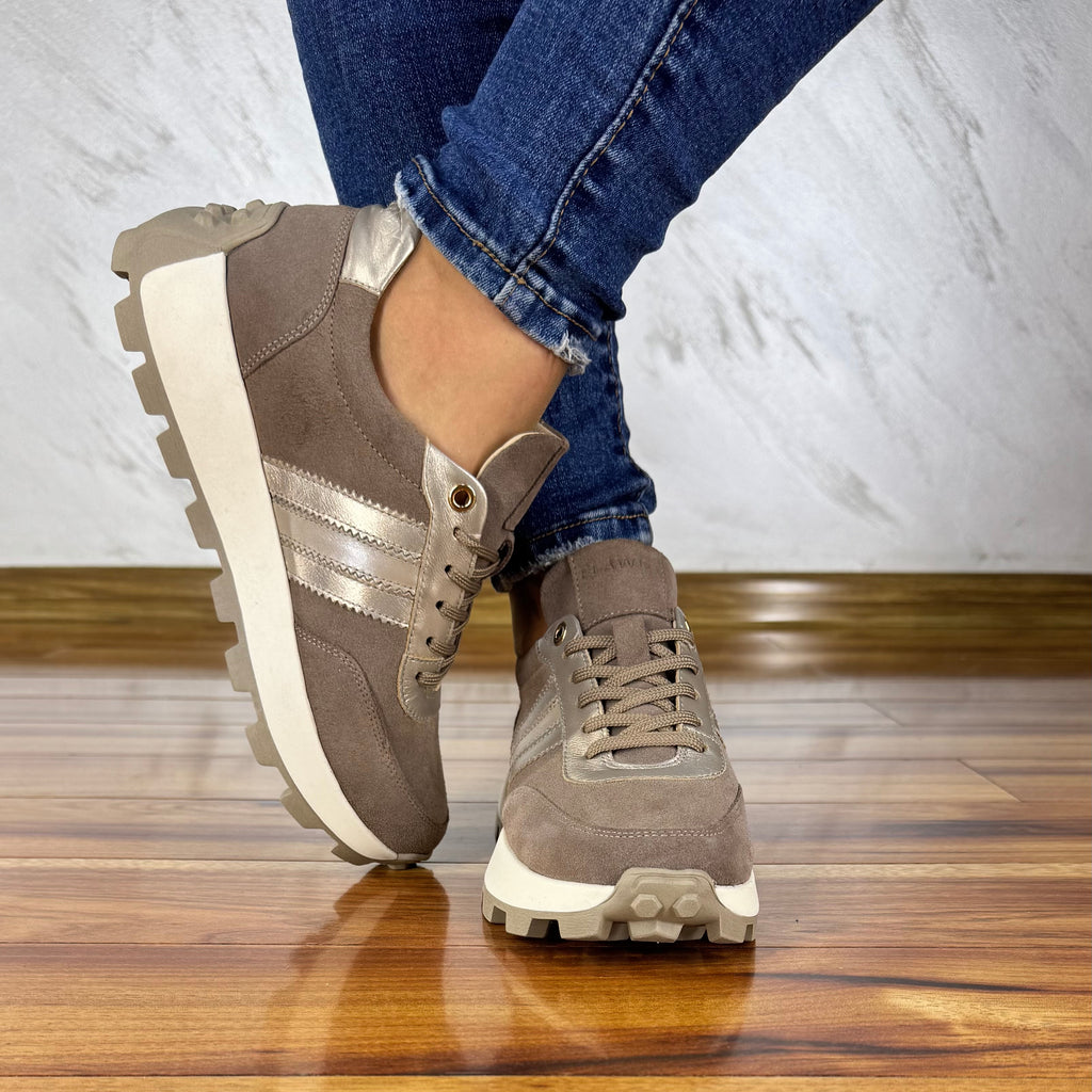 Beżowe sneakersy metaliczne