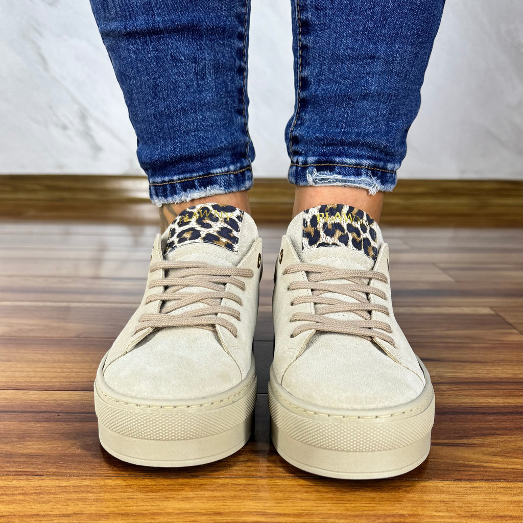 Beżowe sneakersy panterkowe