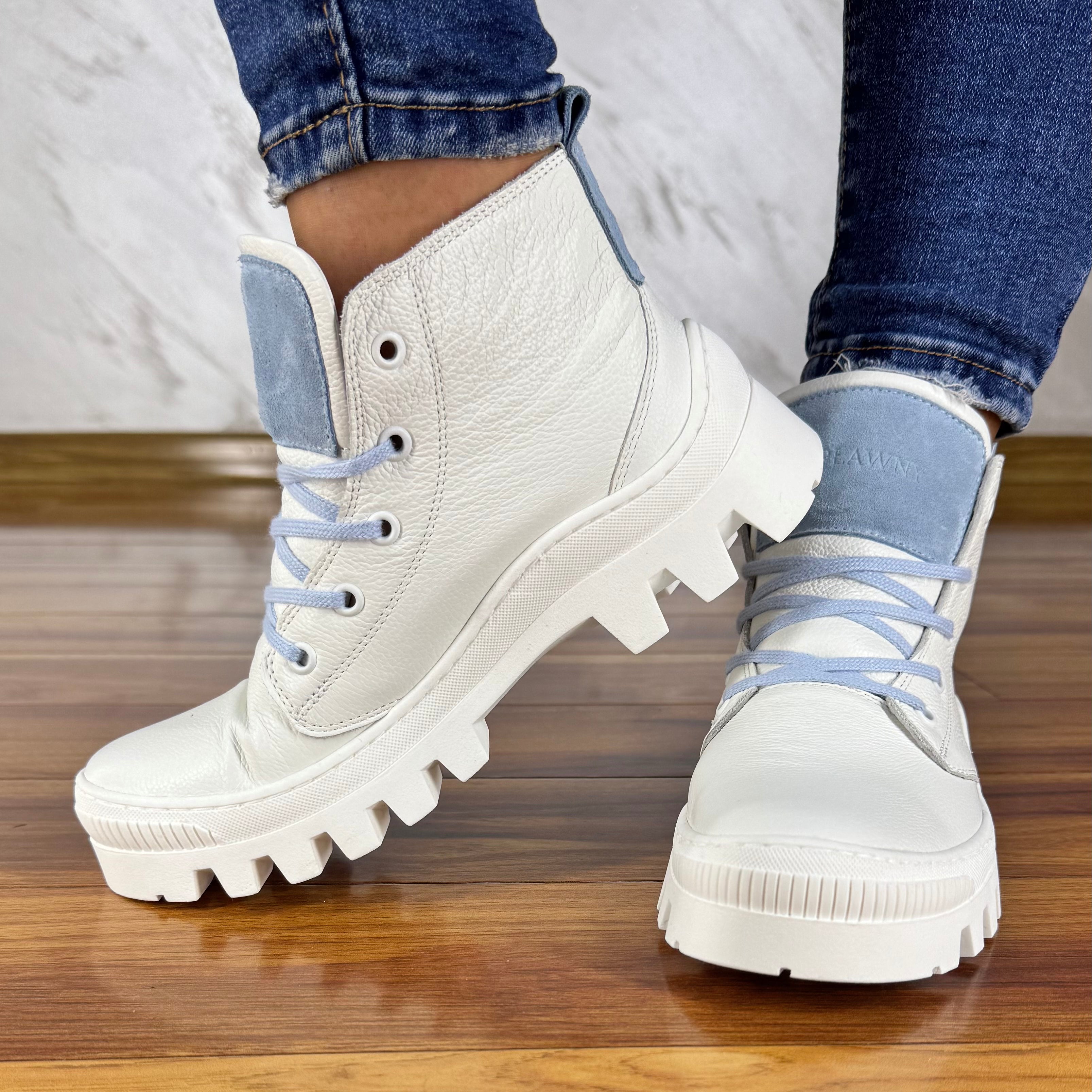 Białe sneakersy błękitny detal