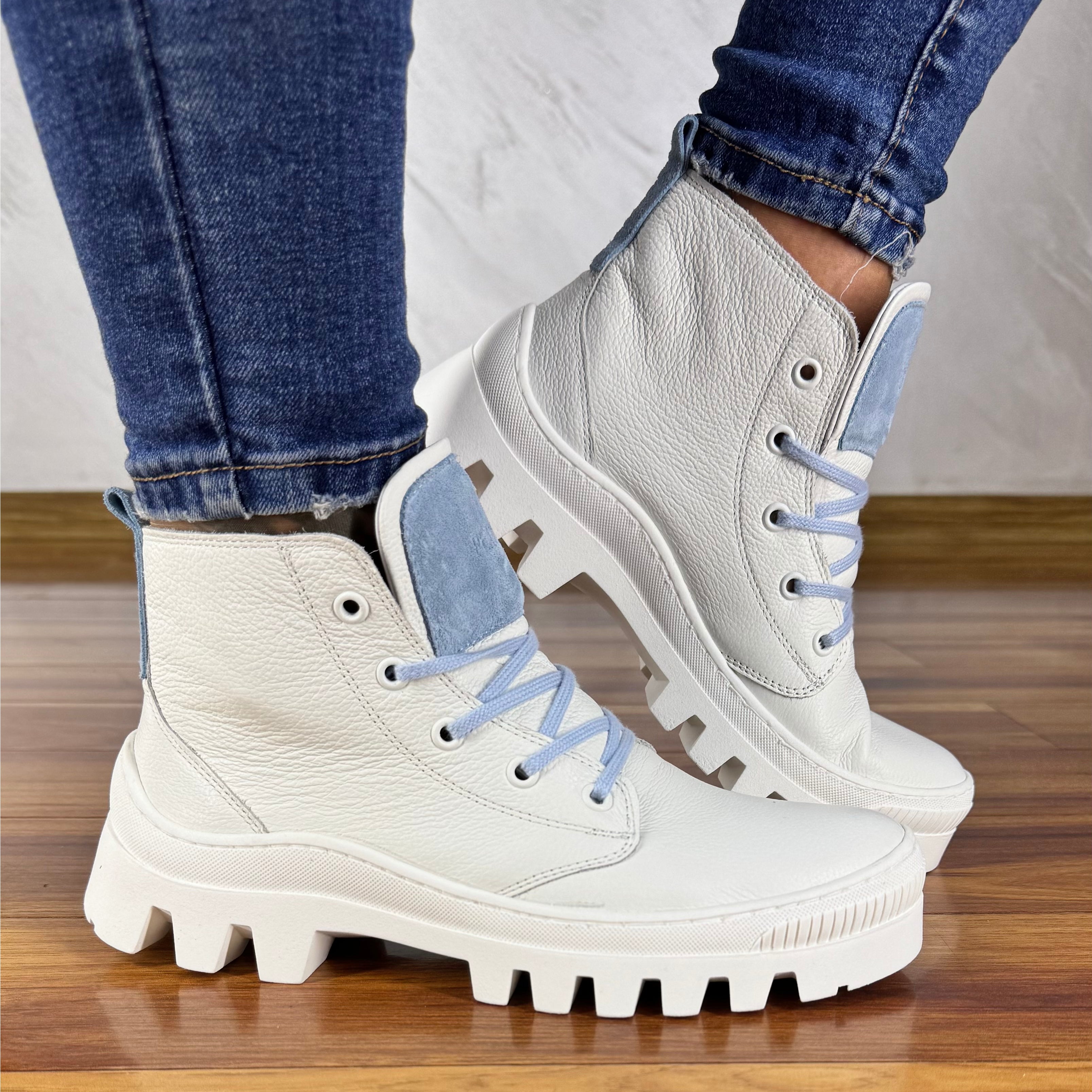 Białe sneakersy błękitny detal