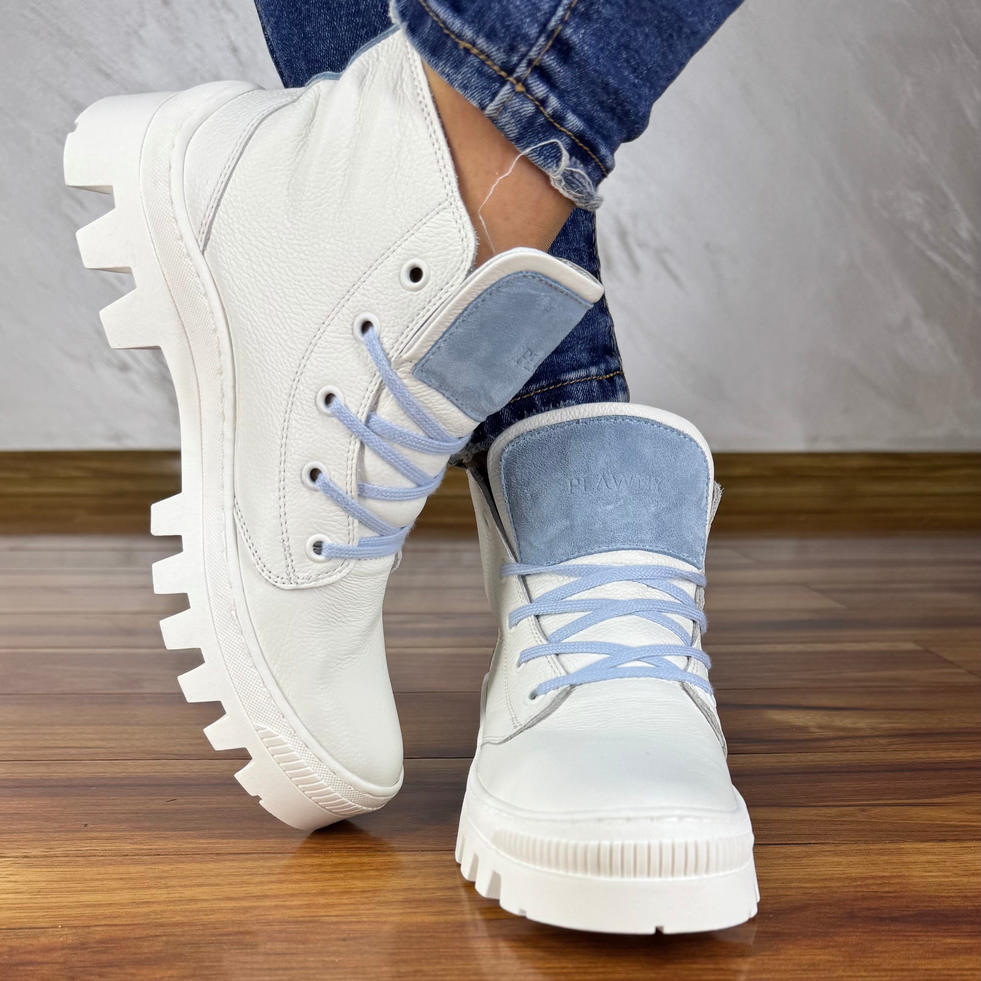 Białe sneakersy błękitny detal