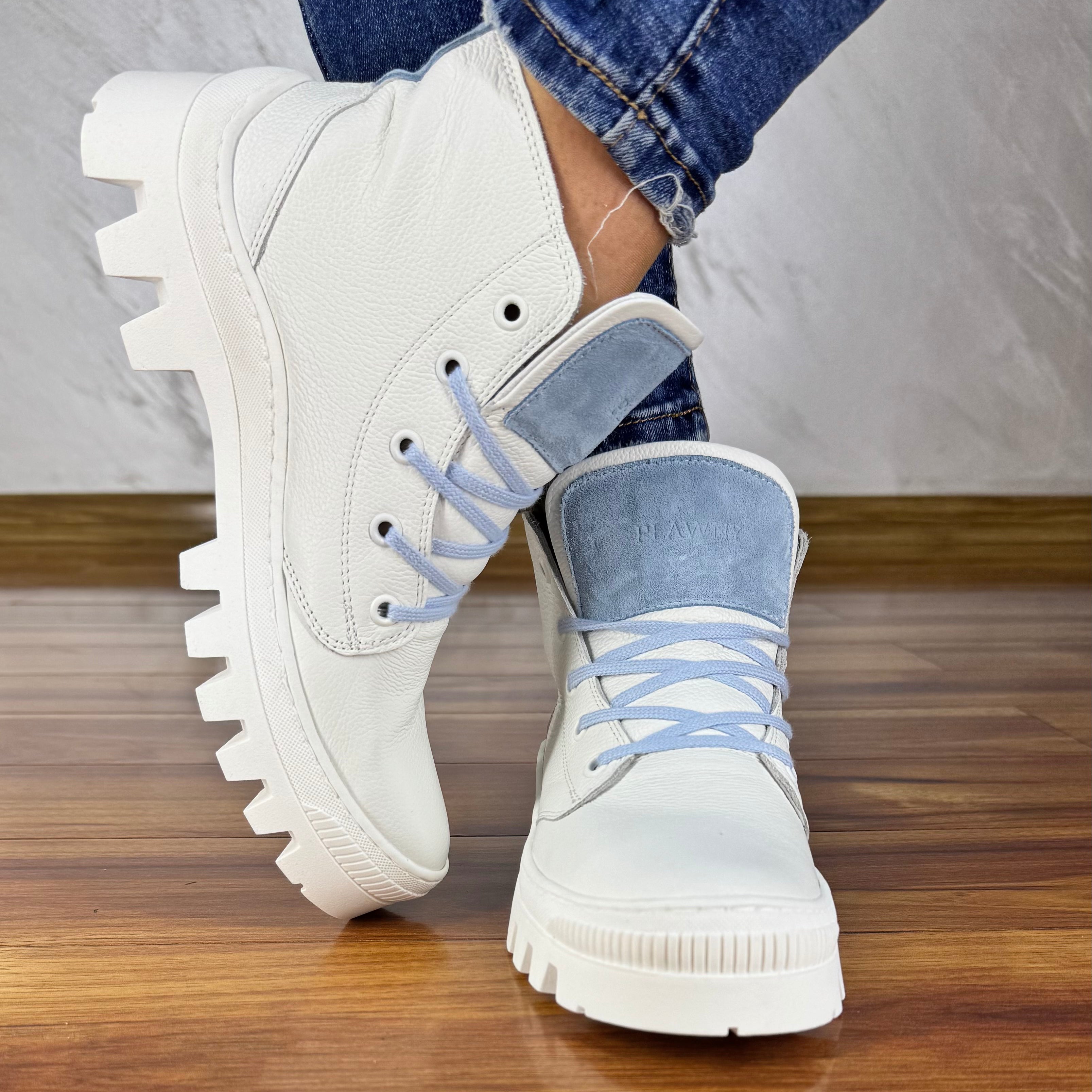 Białe sneakersy błękitny detal