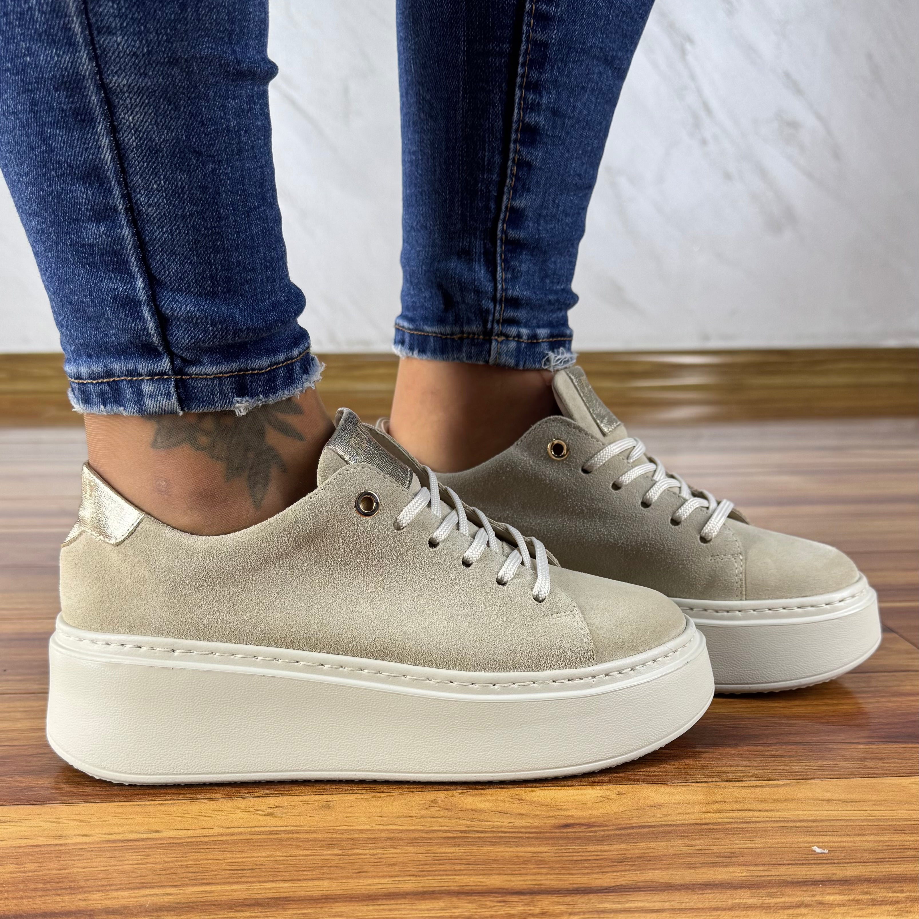 Beżowe sneakersy welurowe damskie PŁAWNY ze złotymi wstawkami na jasnej podeszwie | polska produkcja | skora naturalna | ręcznie robione | unikalne | zdrowie dla stop