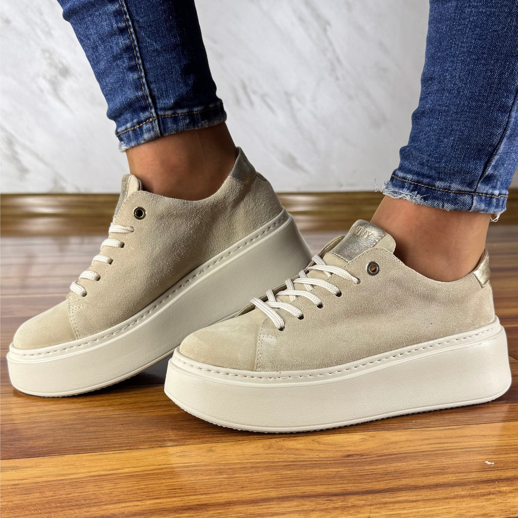 Beżowe sneakersy welurowe damskie PŁAWNY ze złotymi wstawkami na jasnej podeszwie | polska produkcja | skora naturalna | ręcznie robione | unikalne | zdrowie dla stop