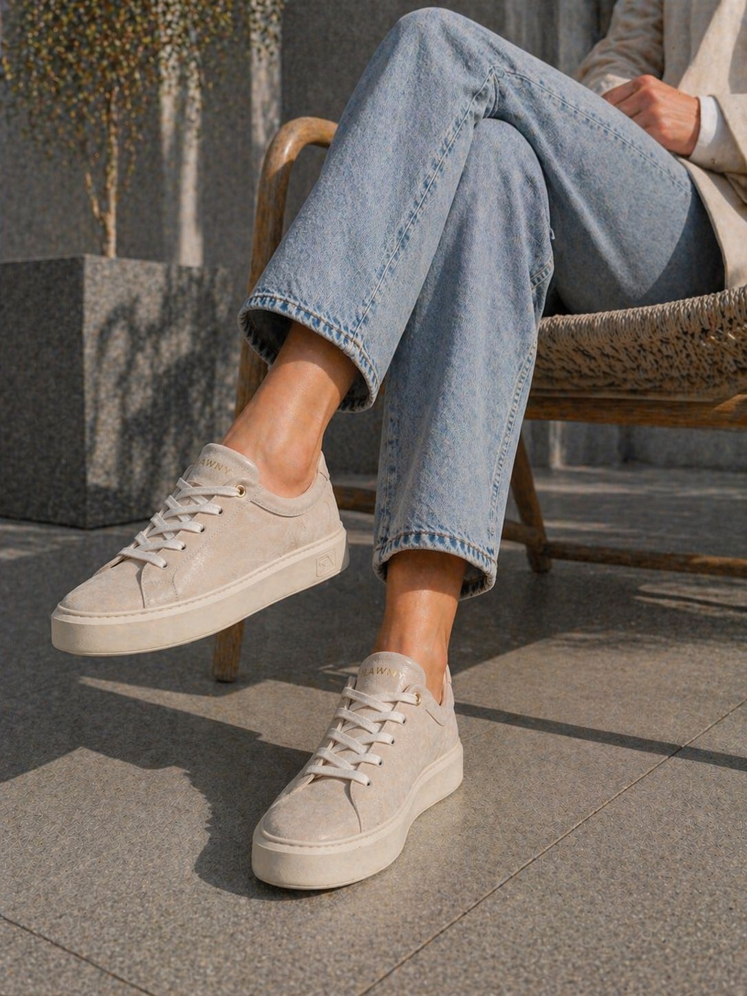 Sneakersy damskie skórzane na platformie beżowe – welurowe, lekkie, polska produkcja | Pławny Shoes