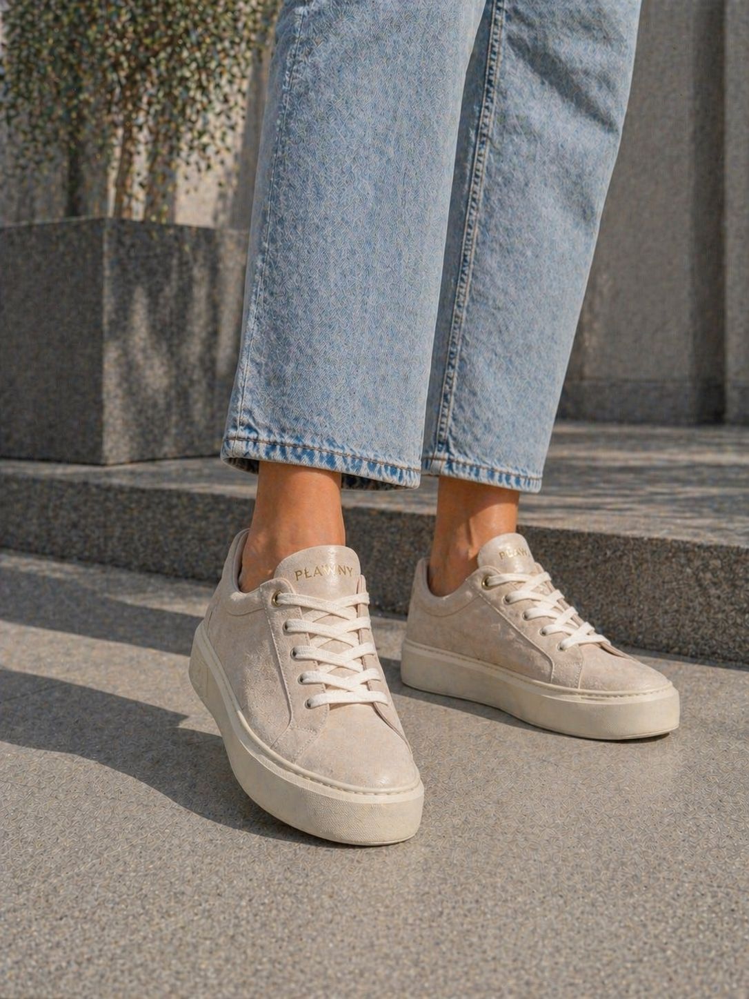 Sneakersy damskie skórzane na platformie beżowe – welurowe, lekkie, polska produkcja | Pławny Shoes