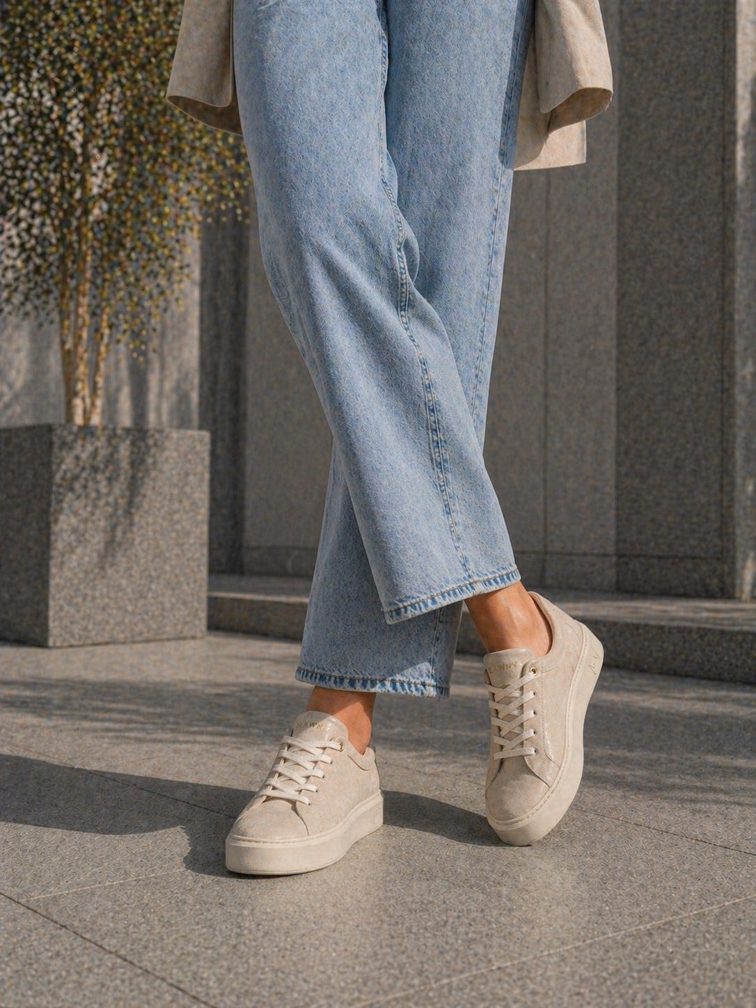 Sneakersy damskie skórzane na platformie beżowe – welurowe, lekkie, polska produkcja | Pławny Shoes