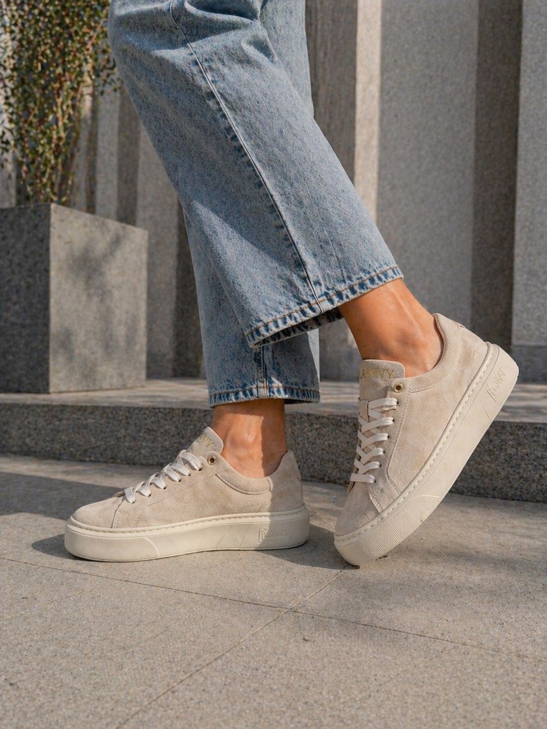 Sneakersy damskie skórzane na platformie beżowe – welurowe, lekkie, polska produkcja | Pławny Shoes