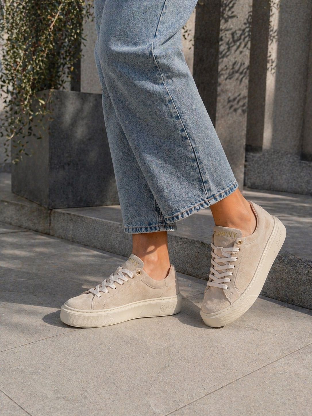Sneakersy damskie skórzane na platformie beżowe – welurowe, lekkie, polska produkcja | Pławny Shoes