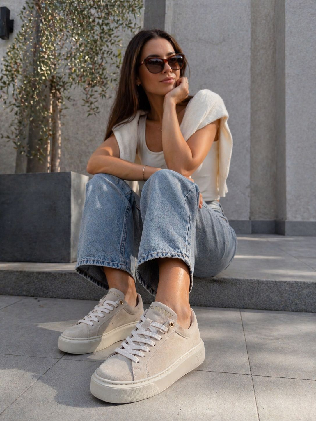 Sneakersy damskie skórzane na platformie beżowe – welurowe, lekkie, polska produkcja | Pławny Shoes