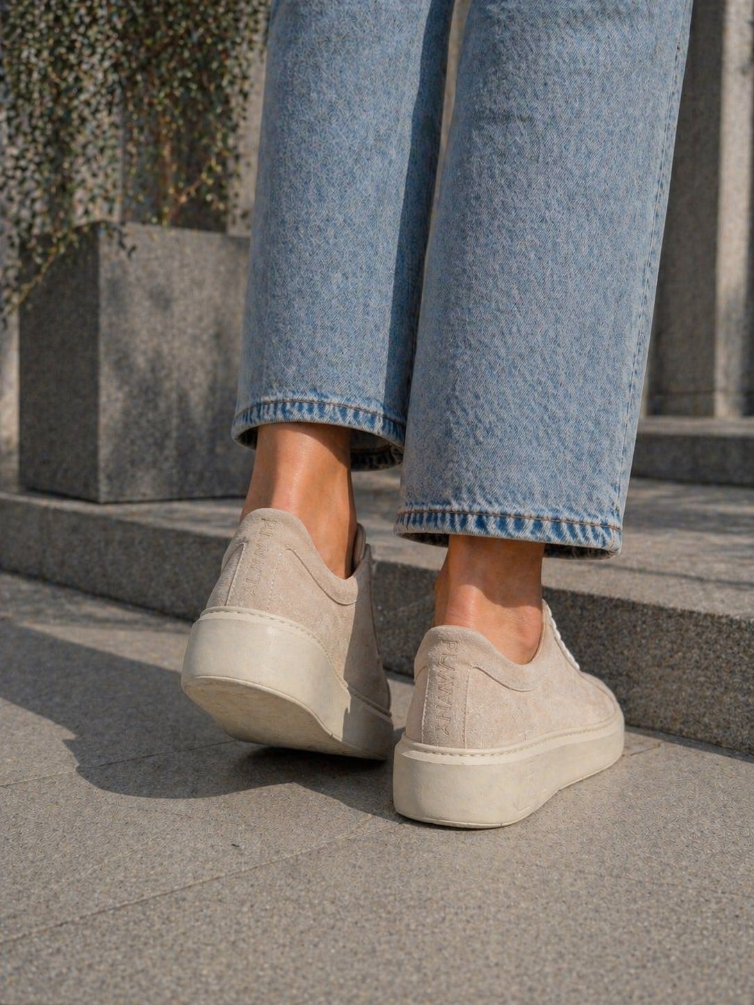 Sneakersy damskie skórzane na platformie beżowe – welurowe, lekkie, polska produkcja | Pławny Shoes