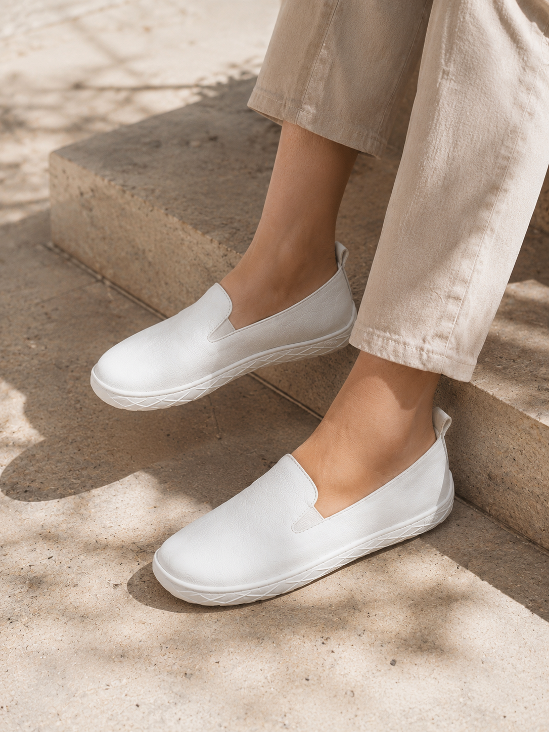 Buty barefoot damskie ESSENCE białe – wsuwane, szeroki nosek, lekkie, polska produkcja | Pławny Shoes