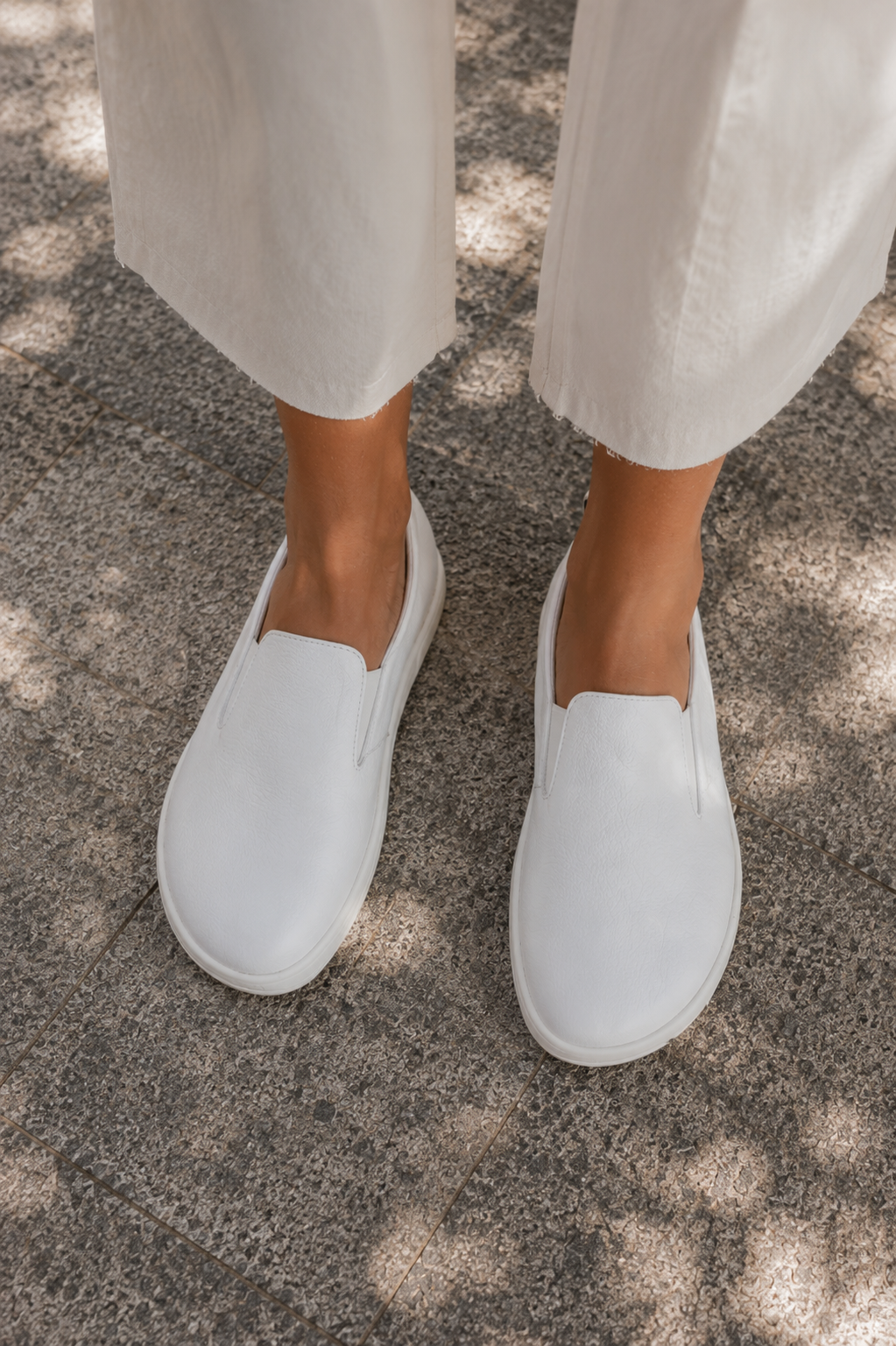 Buty barefoot damskie ESSENCE białe – wsuwane, szeroki nosek, lekkie, polska produkcja | Pławny Shoes