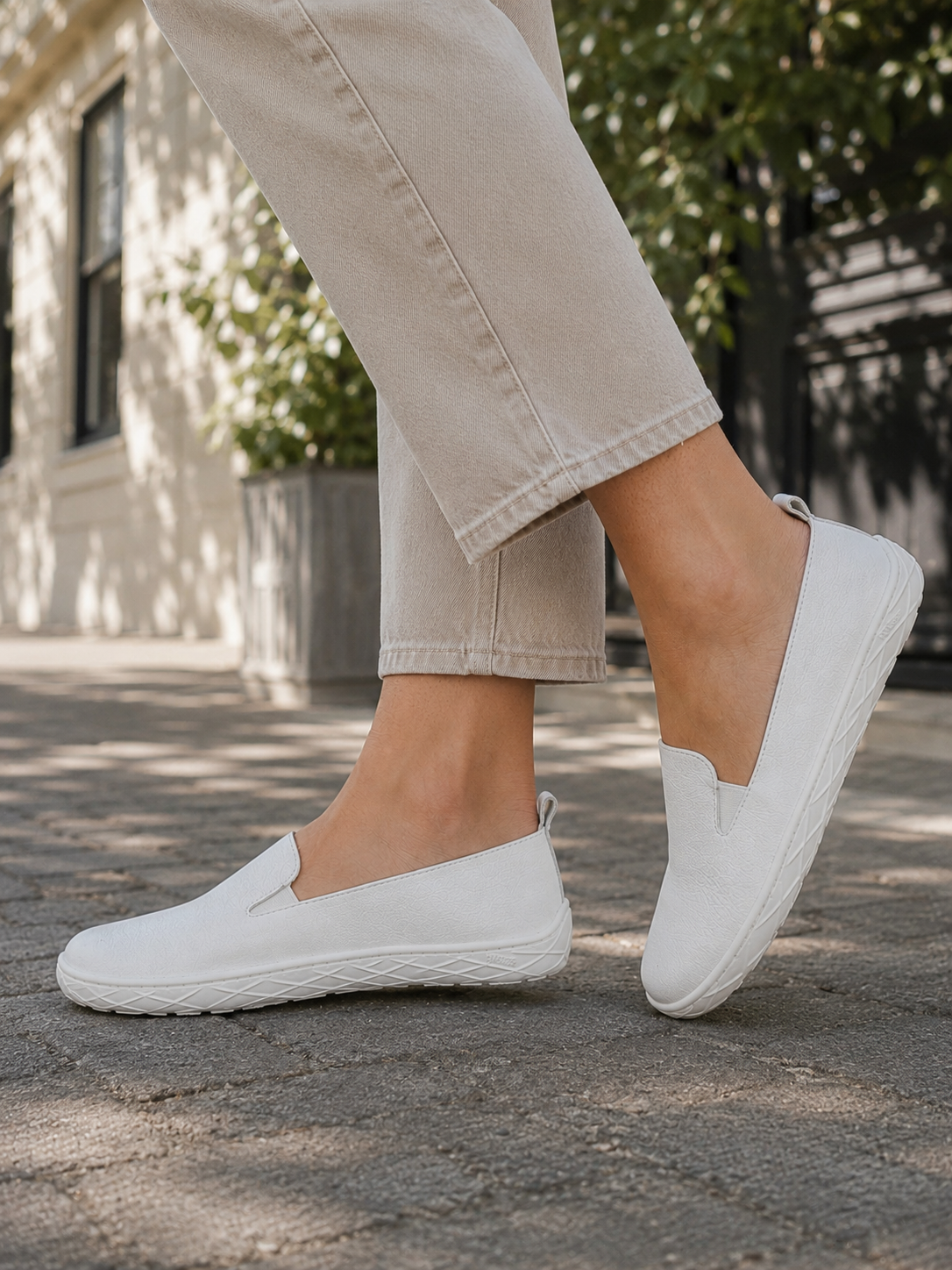 Buty barefoot damskie ESSENCE białe – wsuwane, szeroki nosek, lekkie, polska produkcja | Pławny Shoes